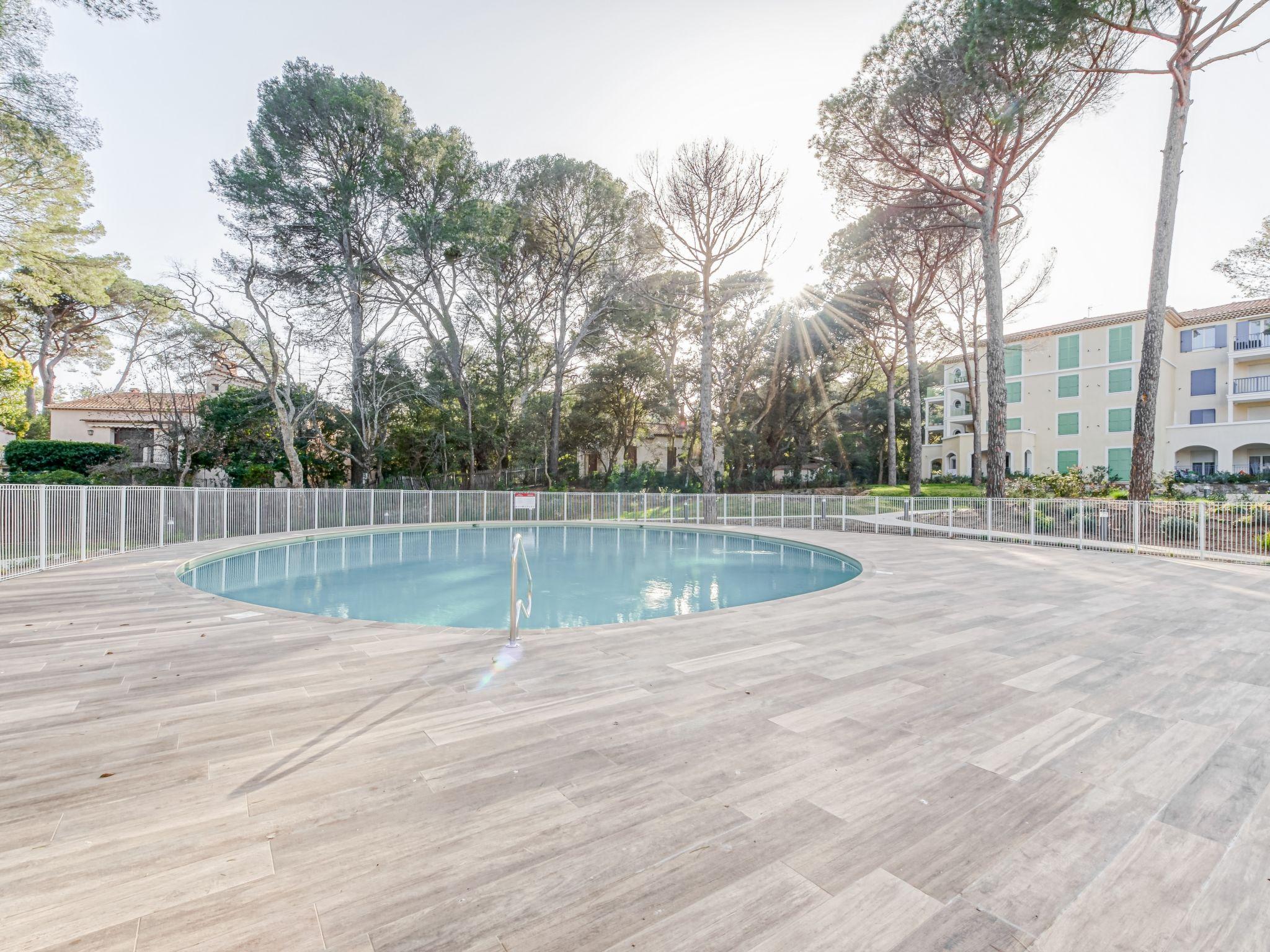 Foto 18 - Apartamento de 2 quartos em Cavalaire-sur-Mer com piscina e jardim