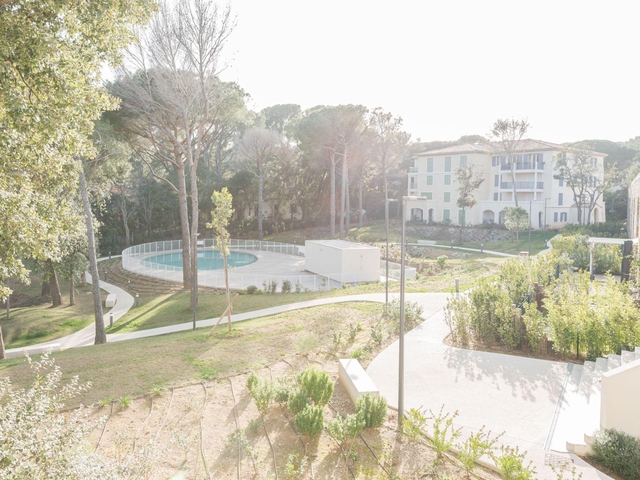 Foto 17 - Appartamento con 2 camere da letto a Cavalaire-sur-Mer con piscina e giardino