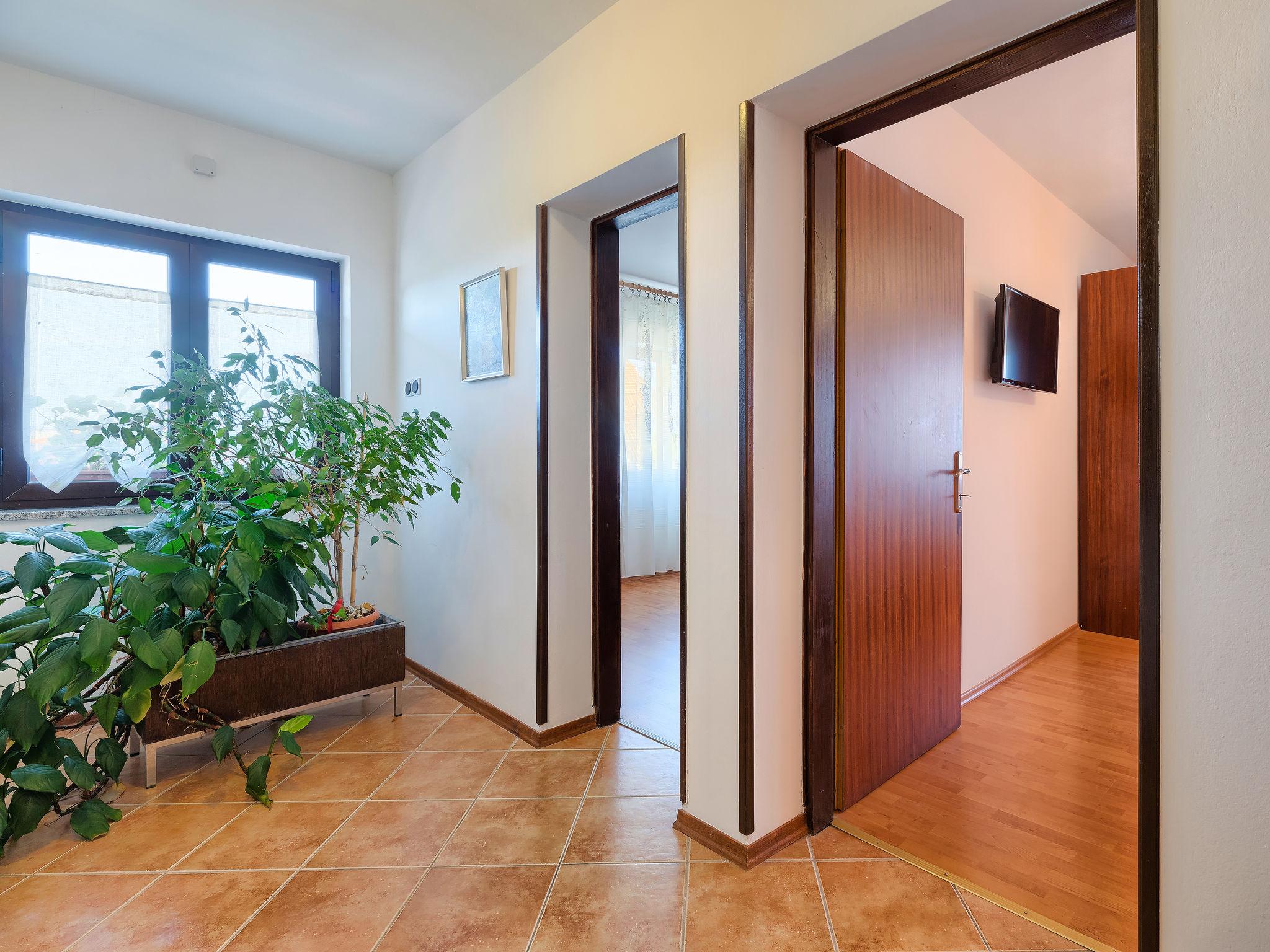 Foto 27 - Apartamento de 2 quartos em Novigrad com piscina privada e vistas do mar