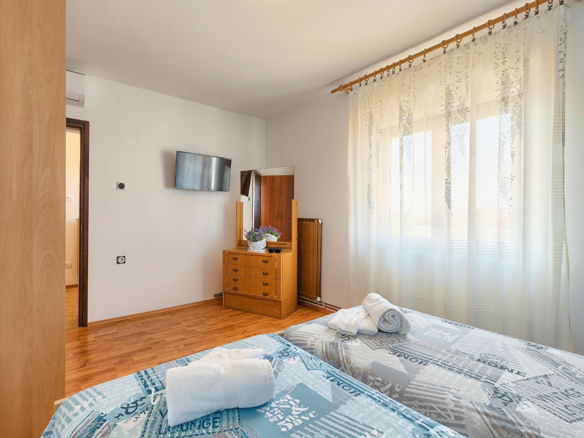 Foto 25 - Apartamento de 2 quartos em Novigrad com piscina privada e vistas do mar