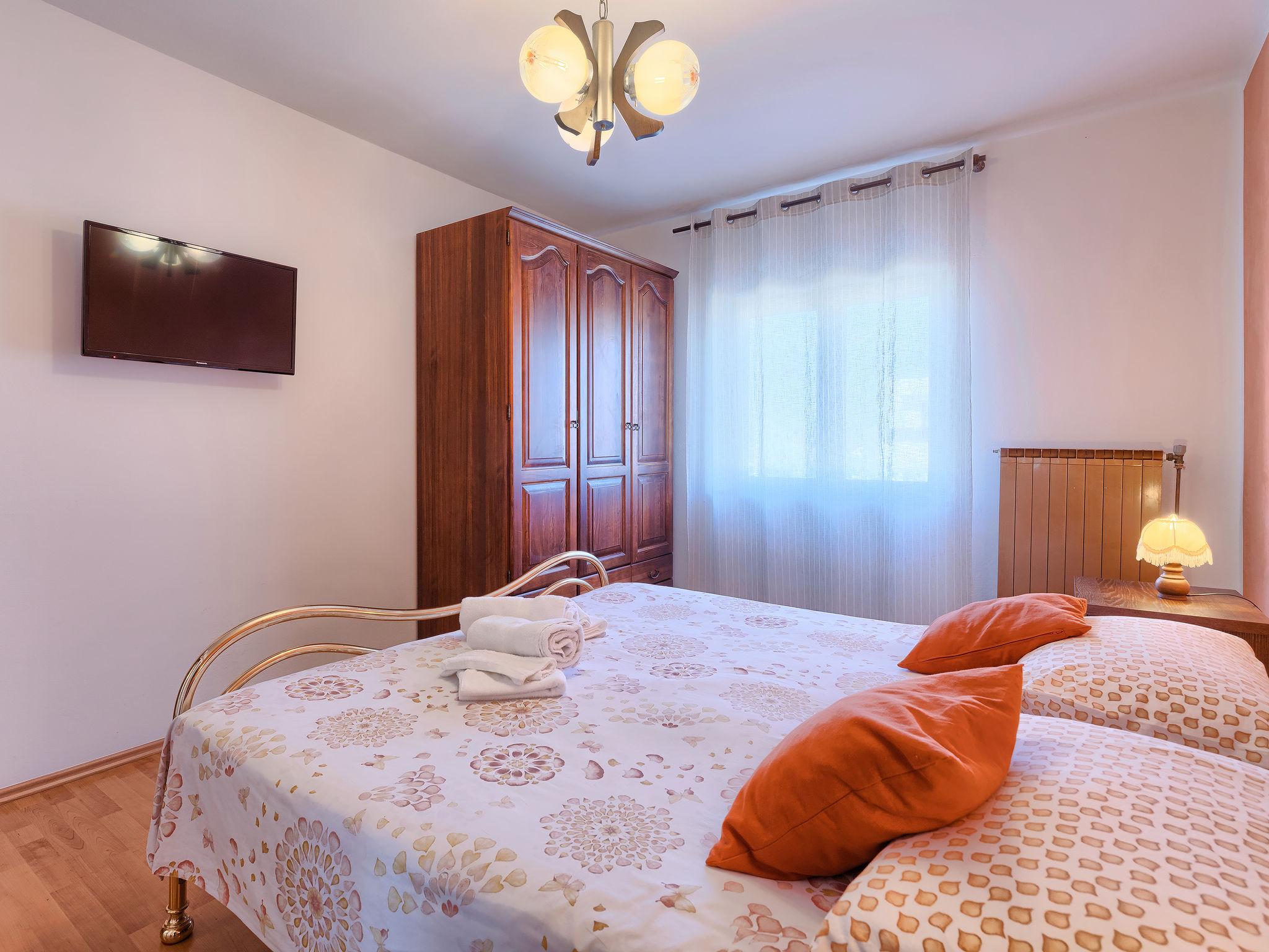 Foto 28 - Appartamento con 2 camere da letto a Novigrad con piscina privata e giardino