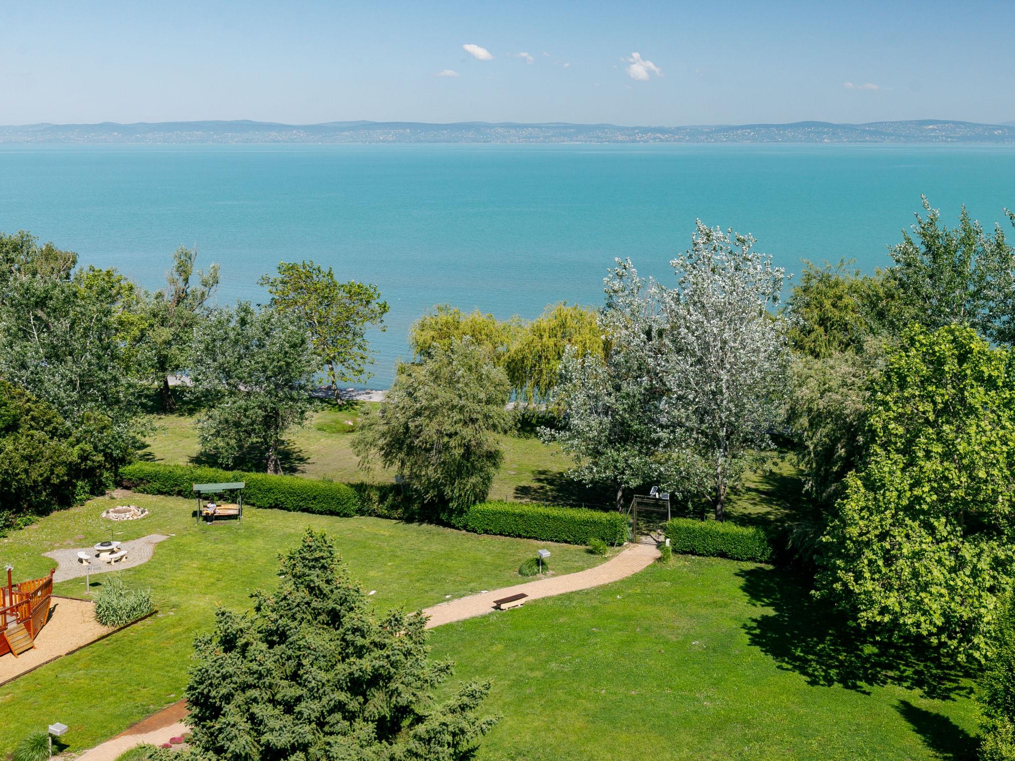 Foto 2 - Appartamento con 1 camera da letto a Siófok con giardino e vista sulle montagne