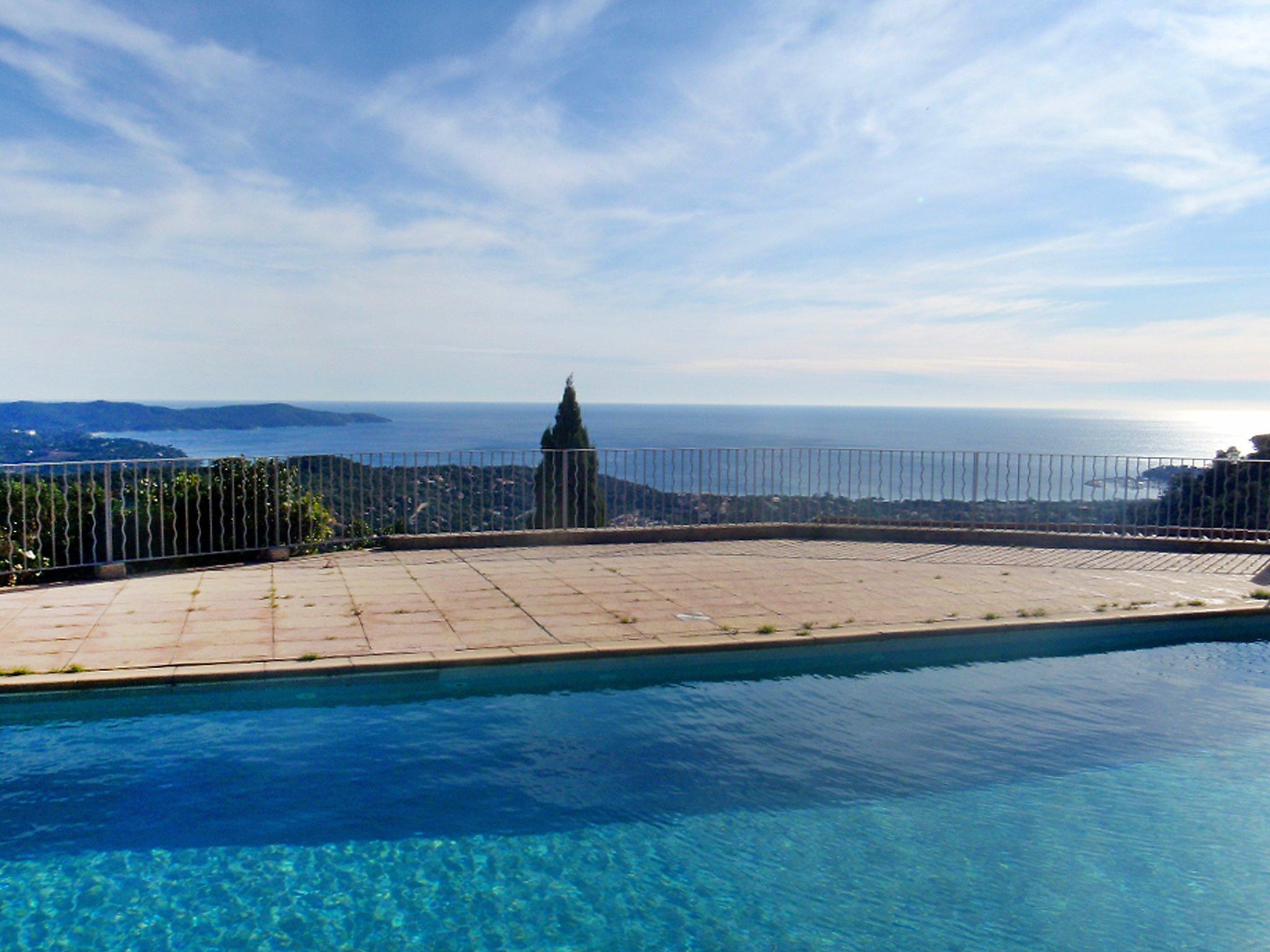 Photo 1 - 2 bedroom Apartment in Cavalaire-sur-Mer with swimming pool and sea view