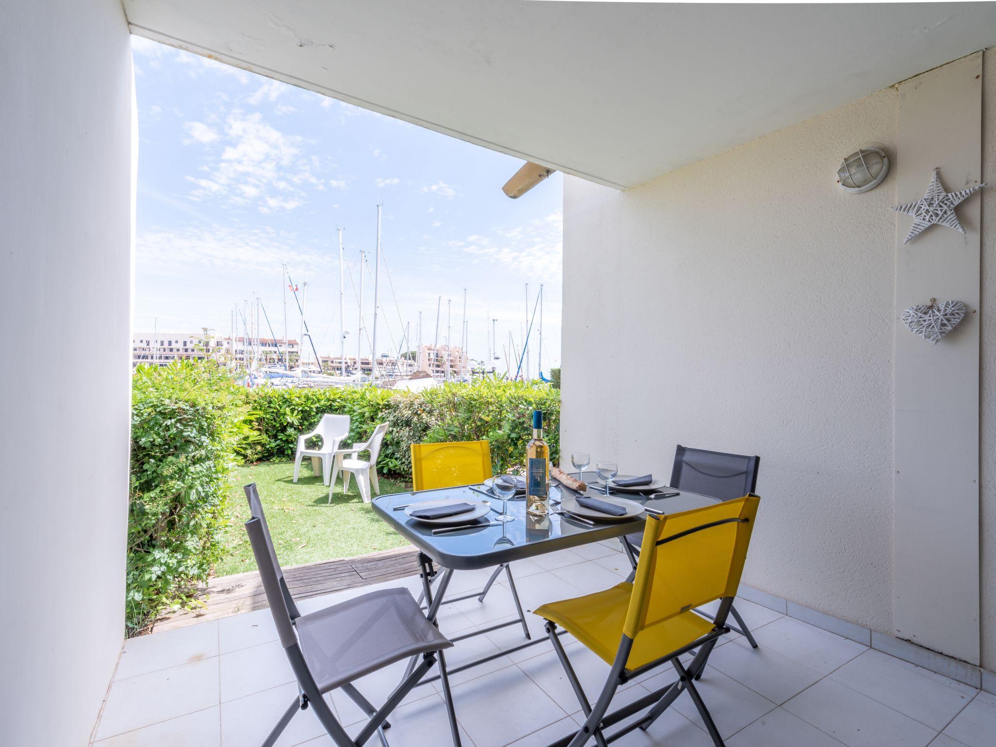 Photo 1 - 1 bedroom Apartment in Cogolin with garden and sea view