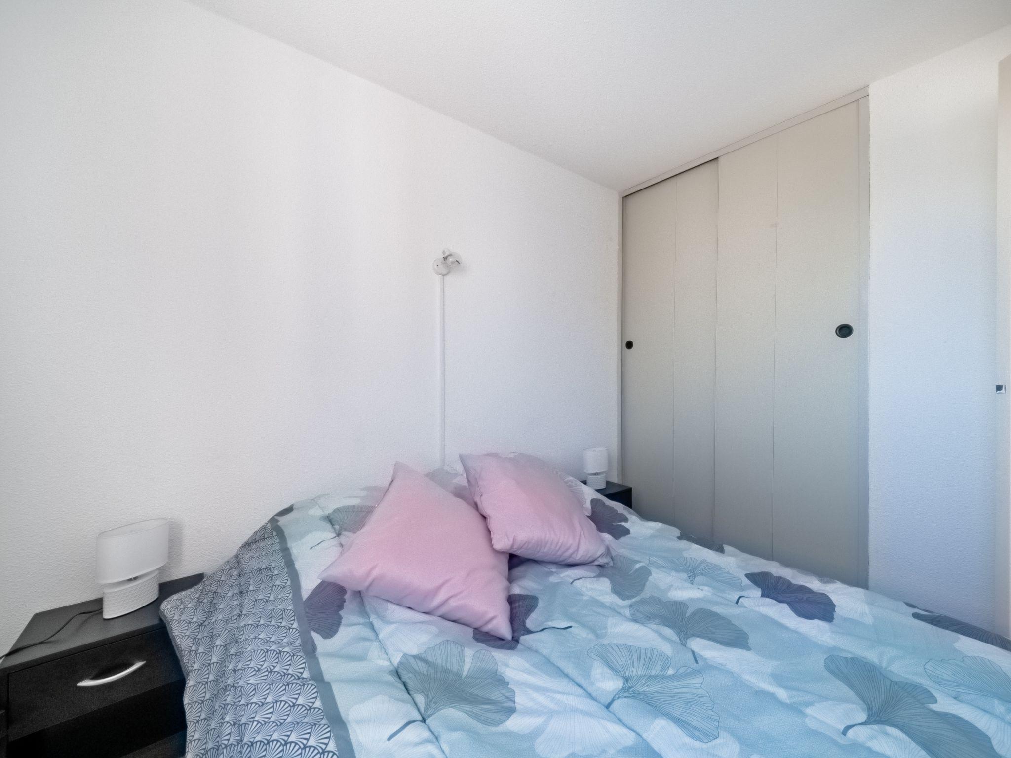 Foto 11 - Appartamento con 1 camera da letto a Le Grau-du-Roi con piscina e vista mare