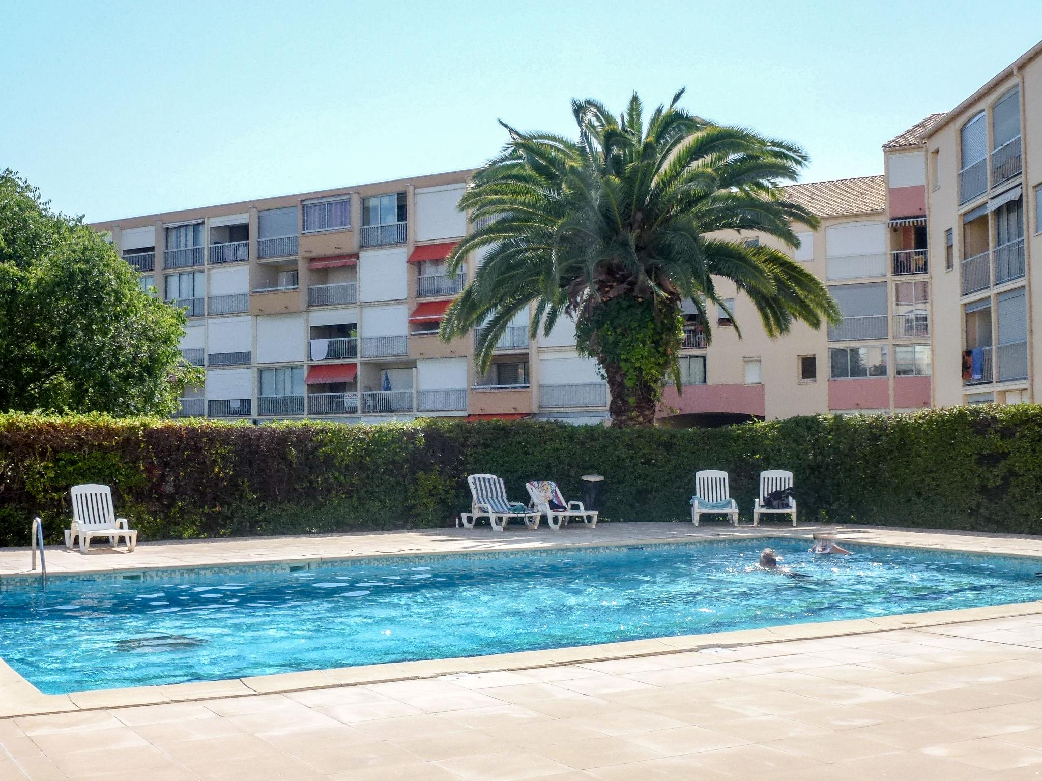 Foto 5 - Appartamento con 1 camera da letto a Le Grau-du-Roi con piscina e vista mare