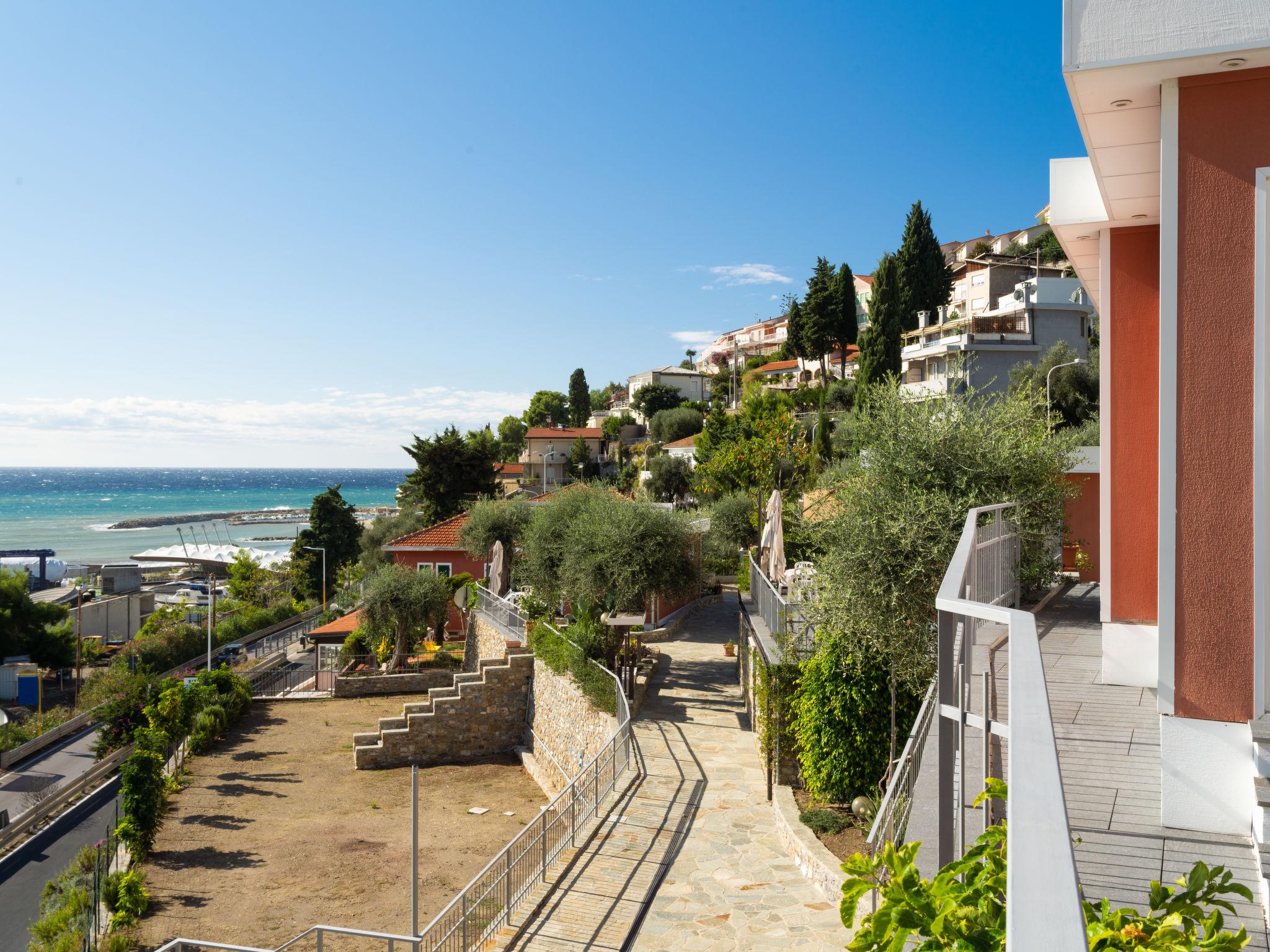 Foto 1 - Casa de 2 habitaciones en San Lorenzo al Mare con terraza y vistas al mar