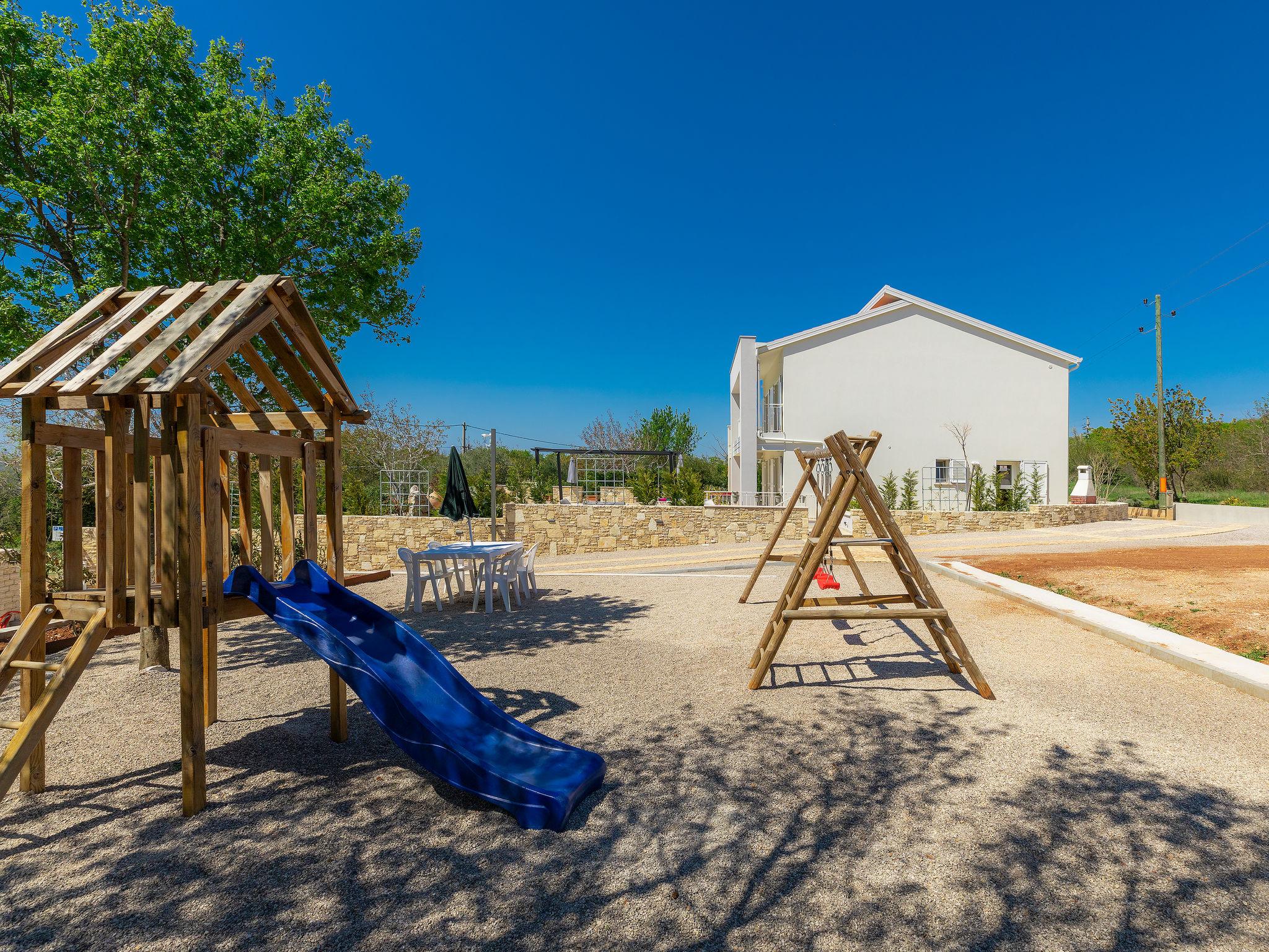 Foto 23 - Casa con 4 camere da letto a Raša con piscina privata e giardino