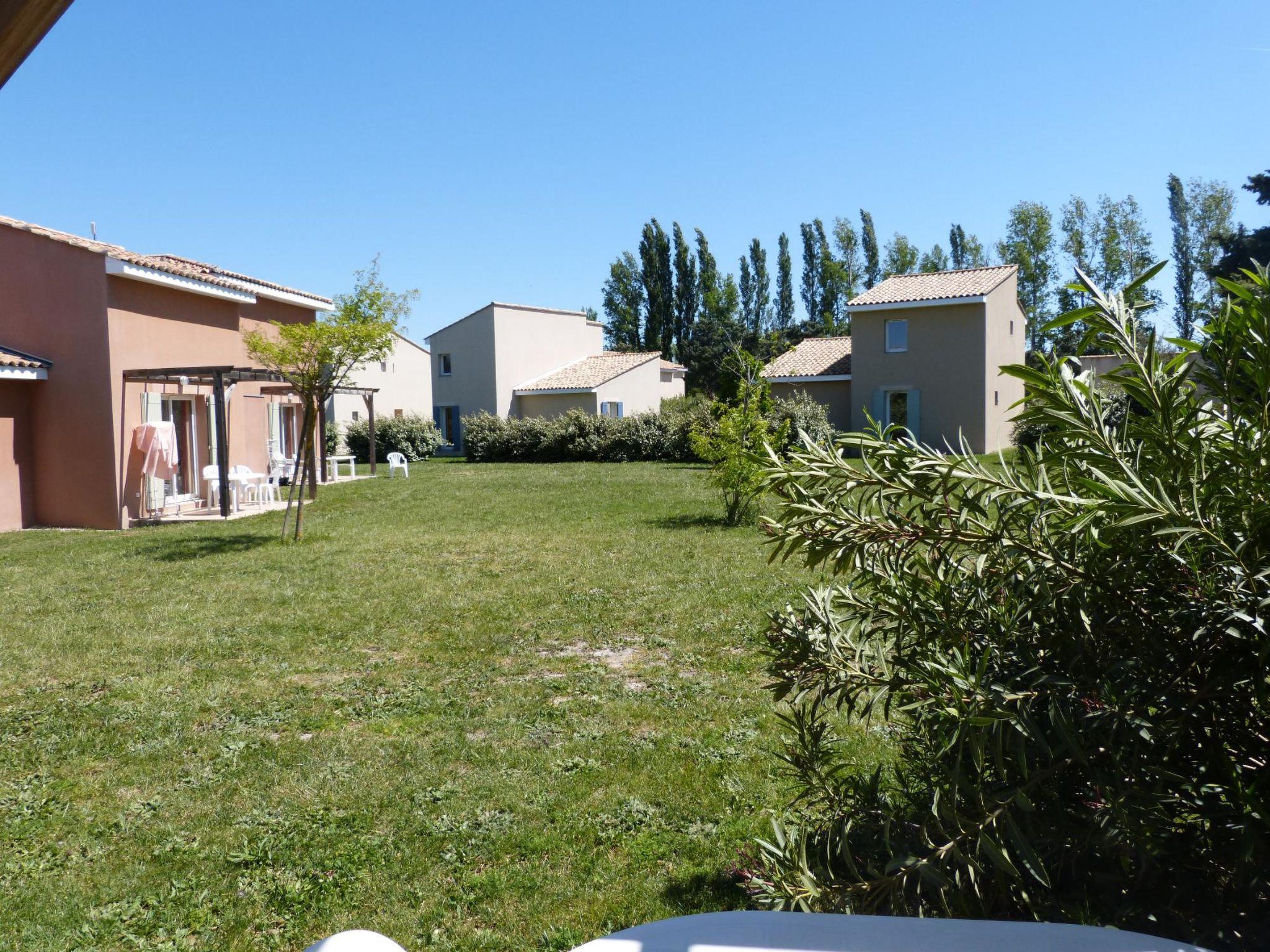 Foto 18 - Apartamento de 3 quartos em Saint-Saturnin-lès-Avignon com jardim e terraço