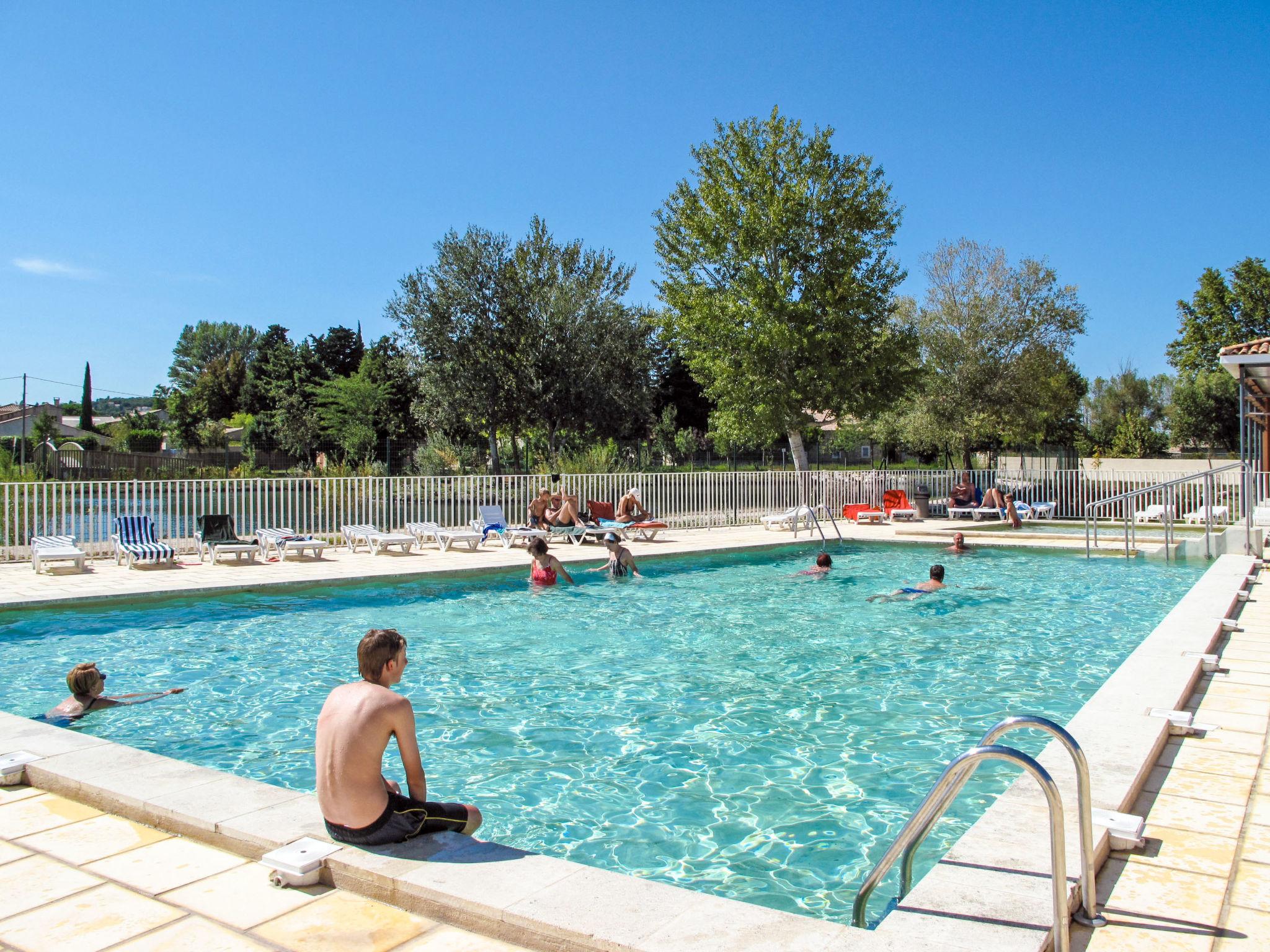 Foto 1 - Apartment mit 3 Schlafzimmern in Saint-Saturnin-lès-Avignon mit schwimmbad und garten