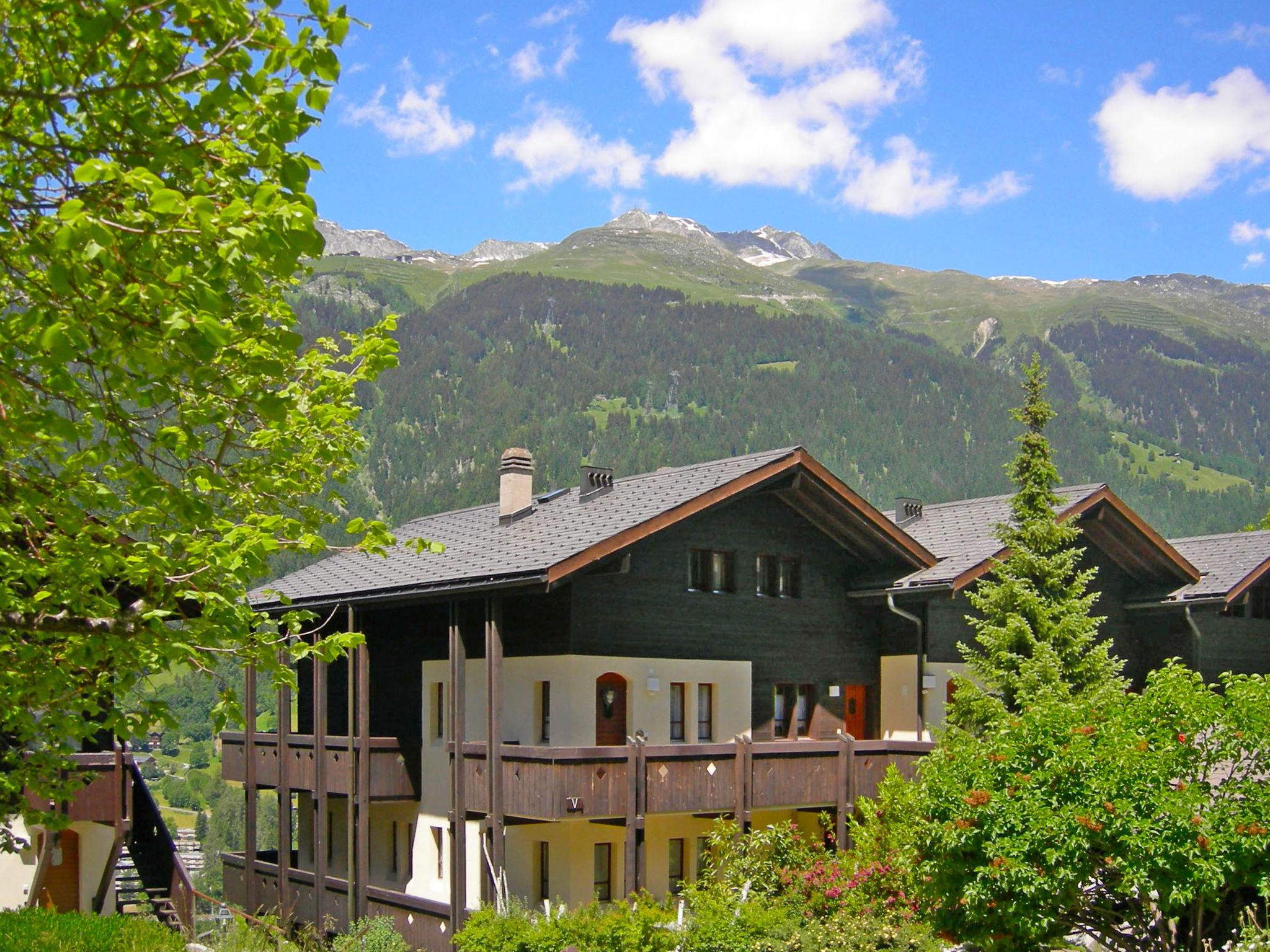 Foto 1 - Appartamento con 2 camere da letto a Ernen con vista sulle montagne