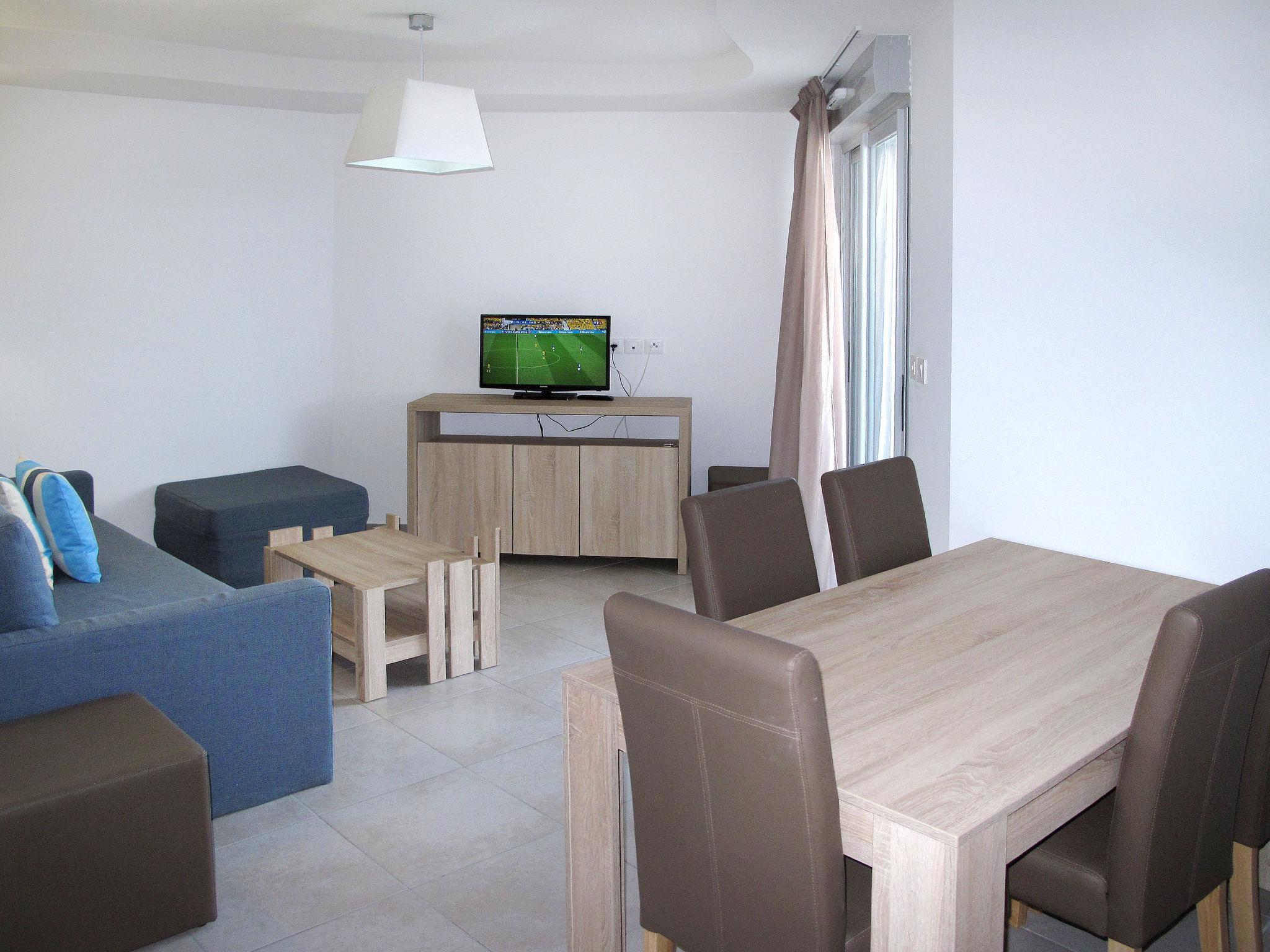 Photo 3 - 2 bedroom Apartment in Le Barcarès with swimming pool and terrace