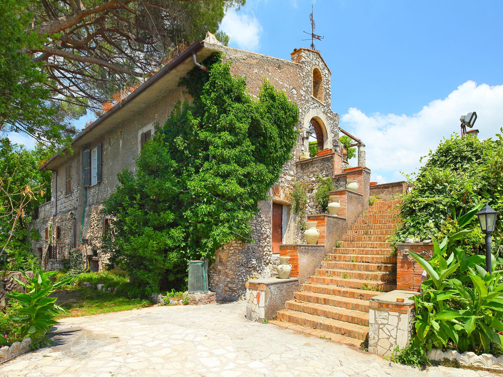 Foto 1 - Casa de 4 habitaciones en Guidonia Montecelio con jardín y terraza