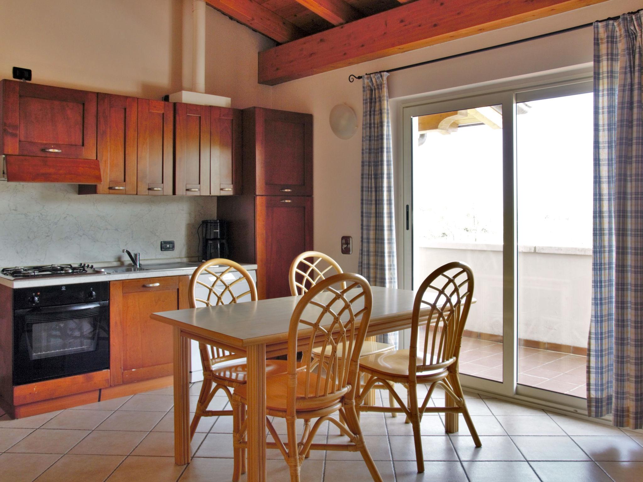 Photo 6 - 1 bedroom Apartment in Salò with swimming pool and garden