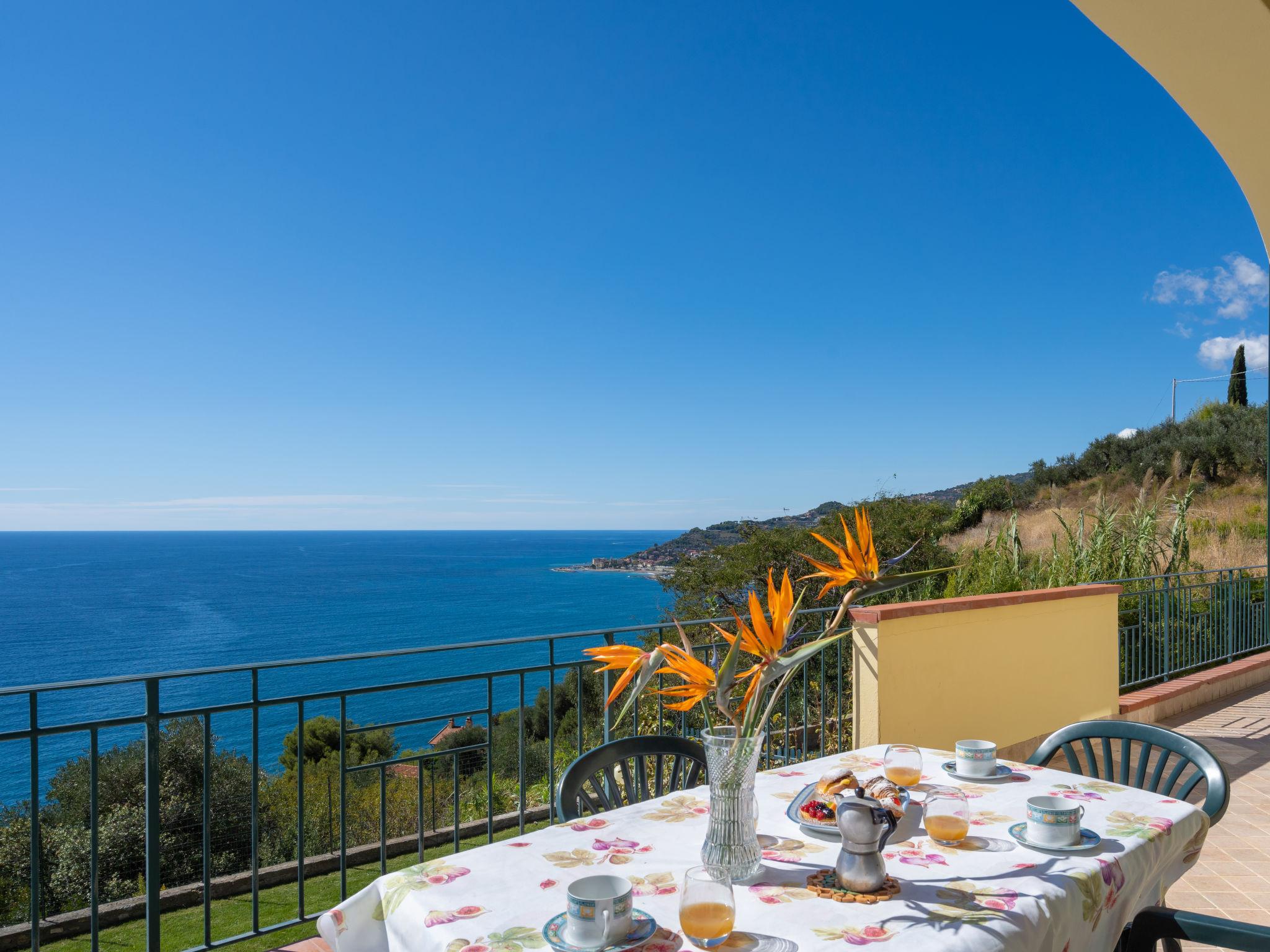 Photo 13 - 1 bedroom Apartment in Imperia with garden and sea view