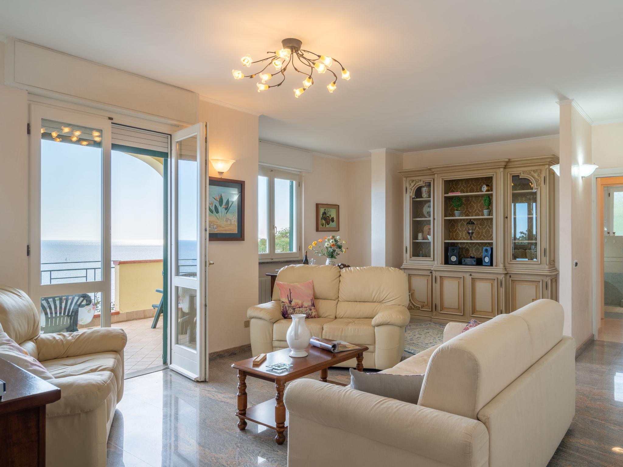 Foto 4 - Apartamento de 1 quarto em Imperia com jardim e vistas do mar