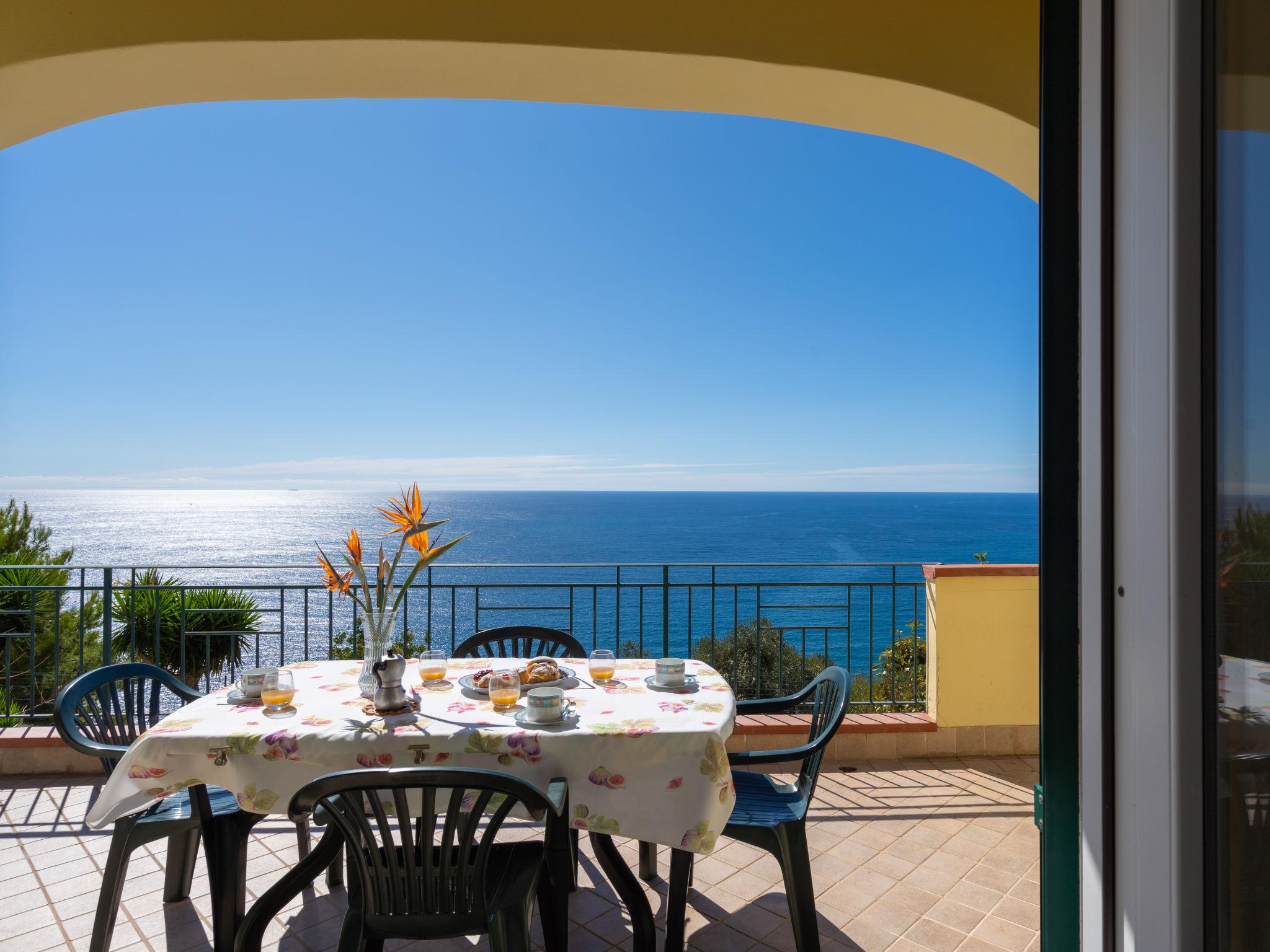 Photo 2 - 1 bedroom Apartment in Imperia with garden and sea view