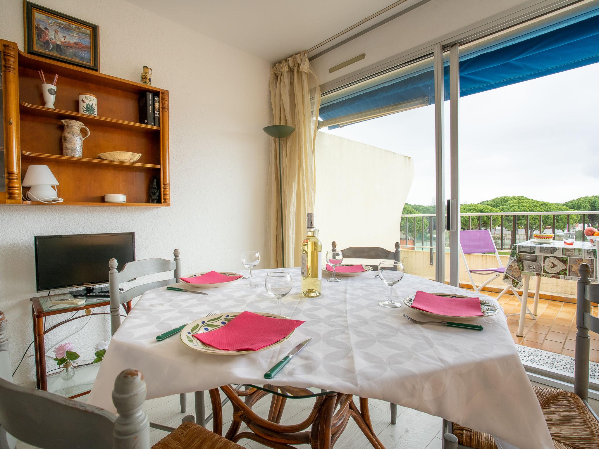 Foto 2 - Appartamento con 1 camera da letto a Le Grau-du-Roi con piscina e vista mare