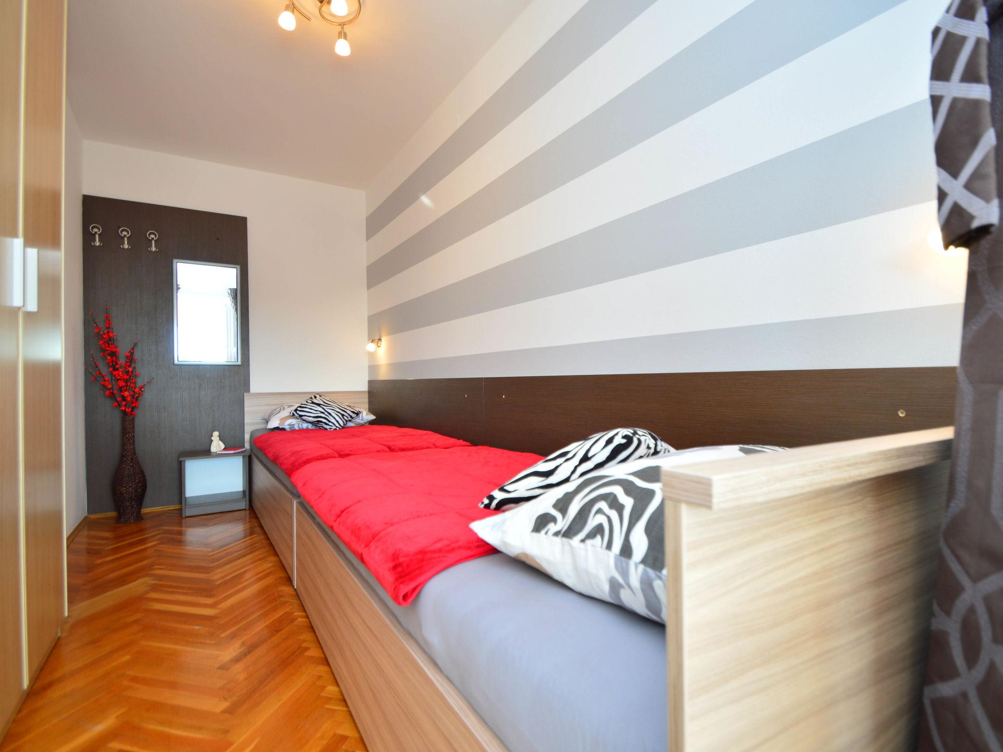 Foto 11 - Appartamento con 2 camere da letto a Tribunj con piscina e vista mare