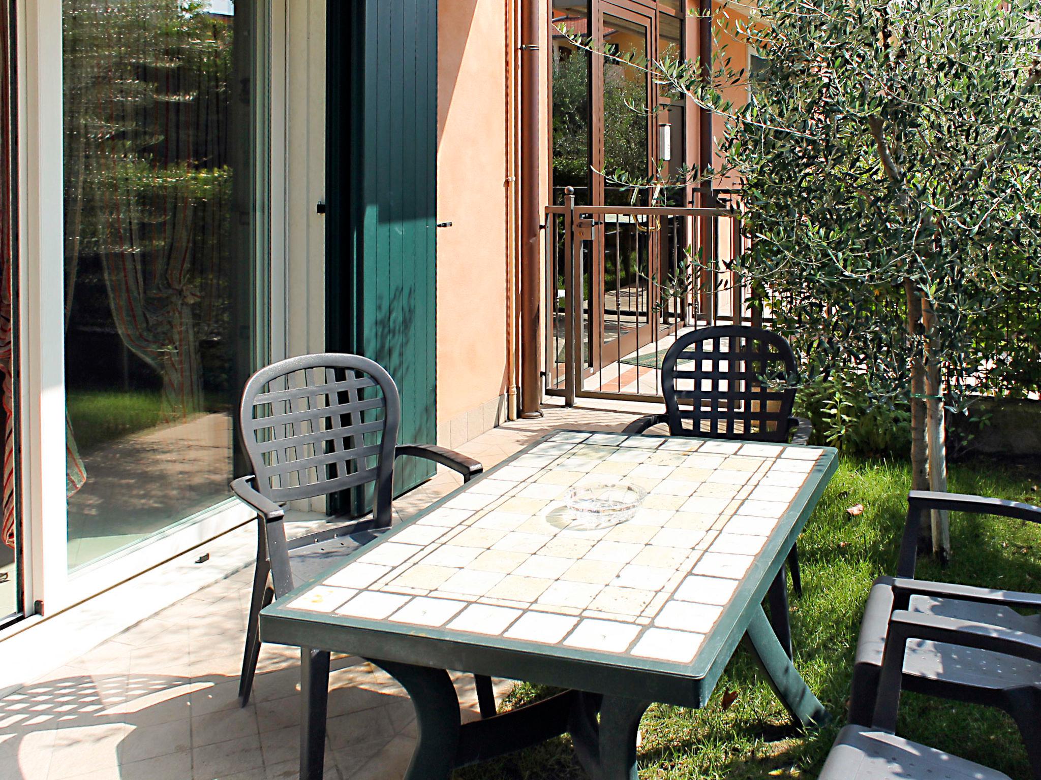 Photo 3 - 2 bedroom Apartment in Lazise with swimming pool and garden