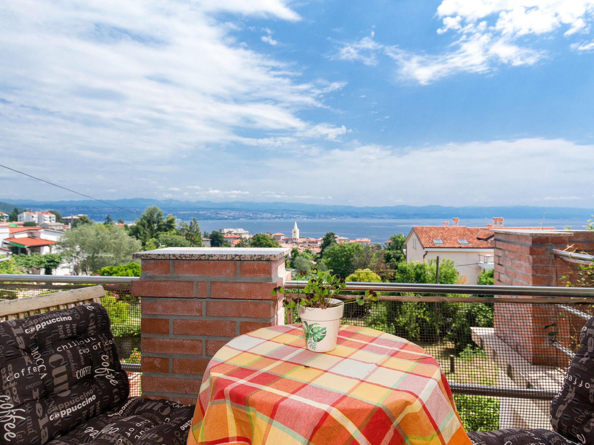 Foto 1 - Appartamento con 1 camera da letto a Lovran con terrazza e vista mare