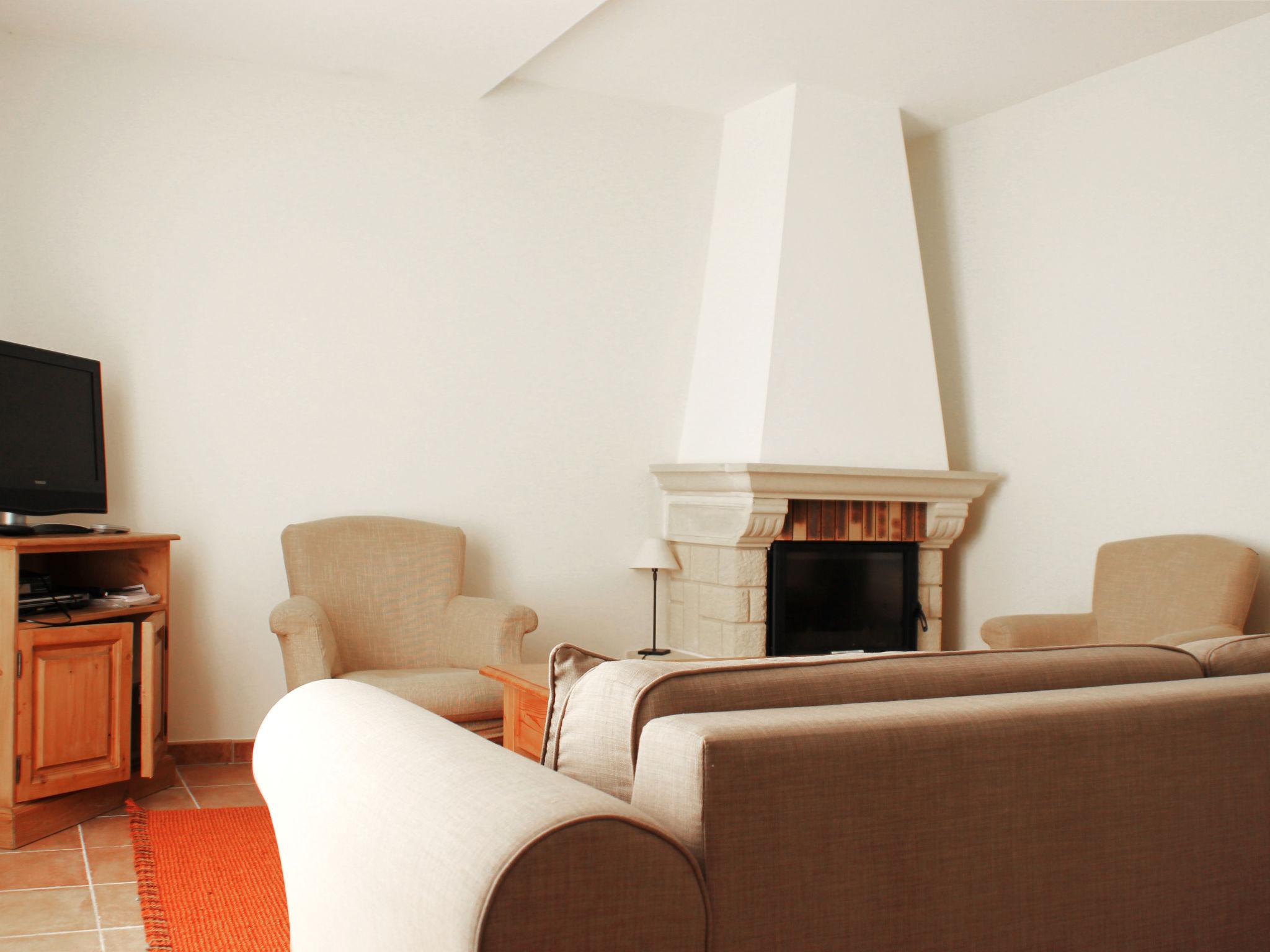 Photo 3 - 2 bedroom Apartment in Saint-Trinit with swimming pool and garden