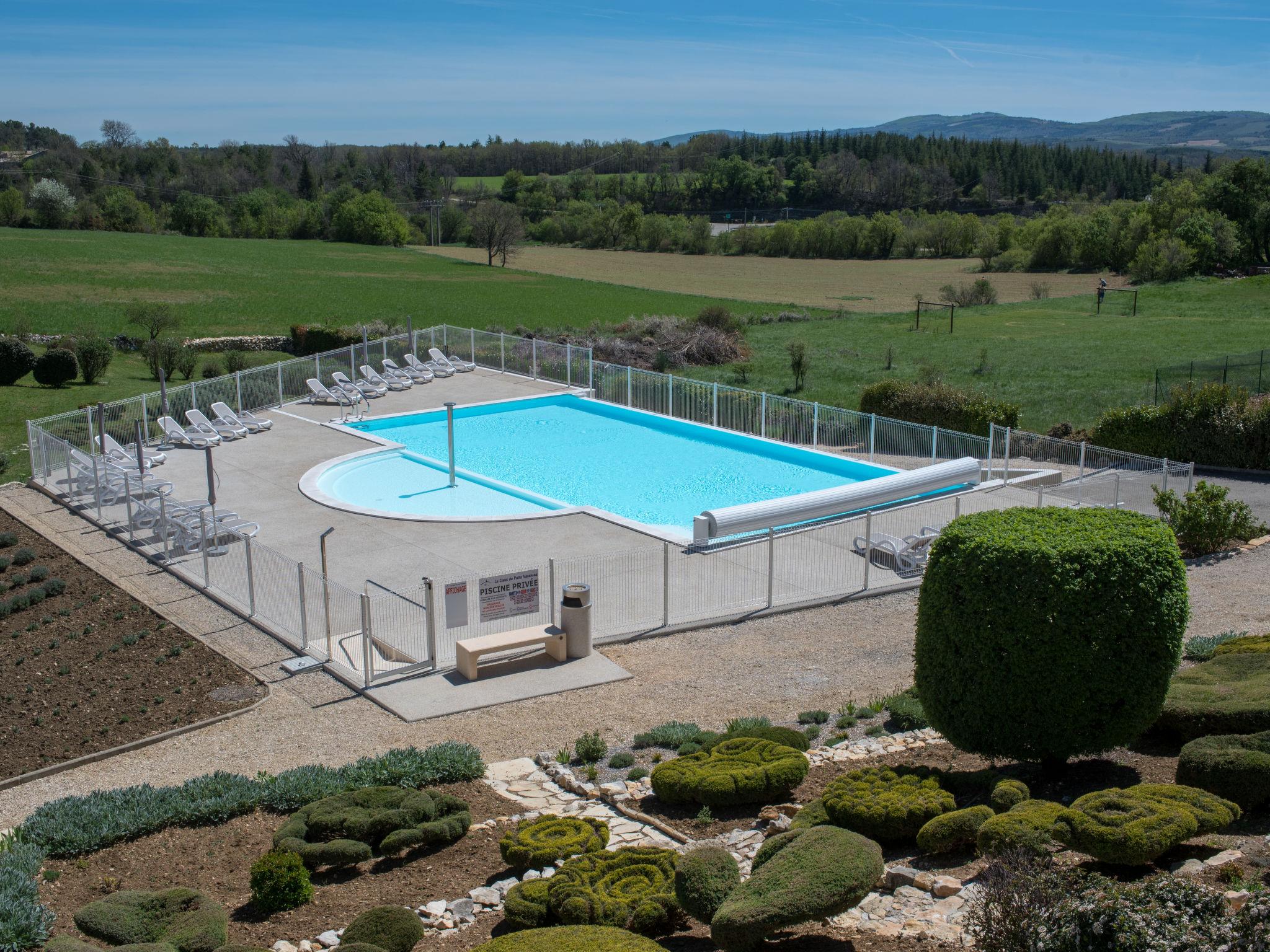 Foto 5 - Casa de 3 habitaciones en Saint-Trinit con piscina y jardín