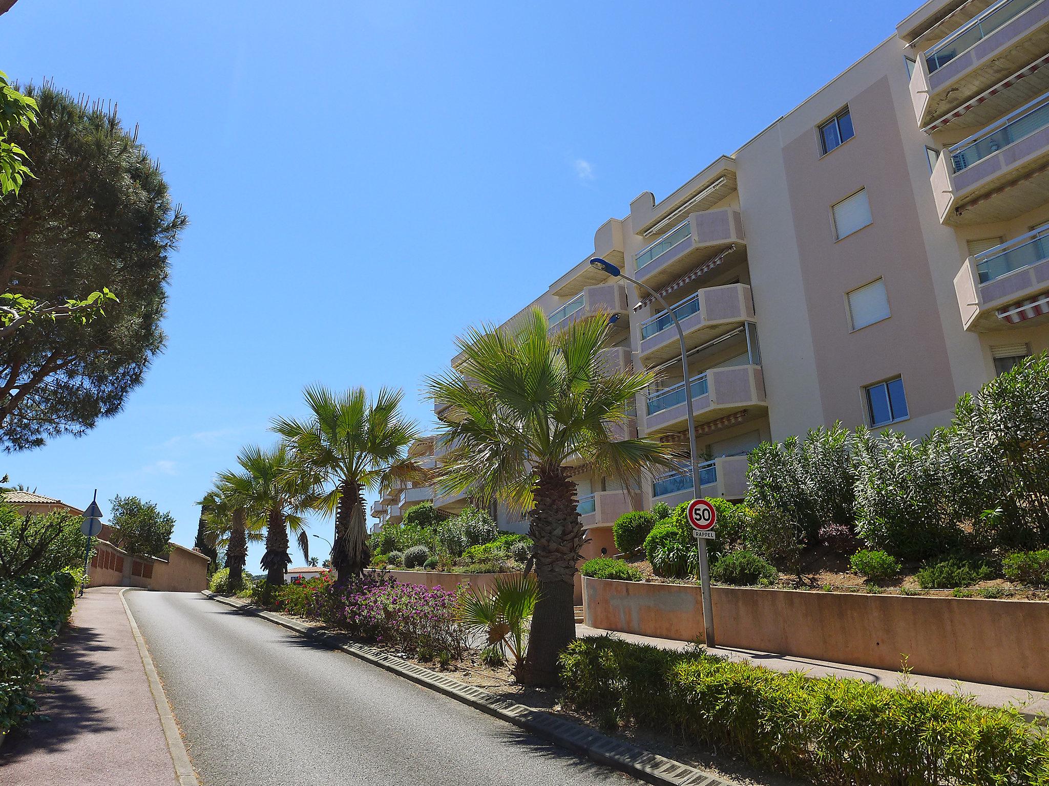 Foto 2 - Apartamento de 1 quarto em Cavalaire-sur-Mer com terraço e vistas do mar