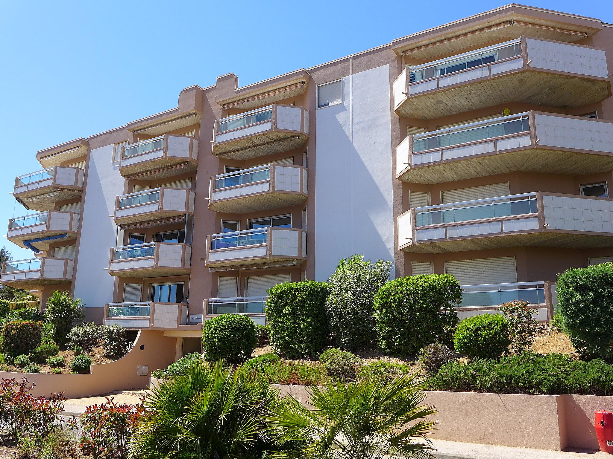 Foto 2 - Appartamento con 1 camera da letto a Cavalaire-sur-Mer con terrazza e vista mare