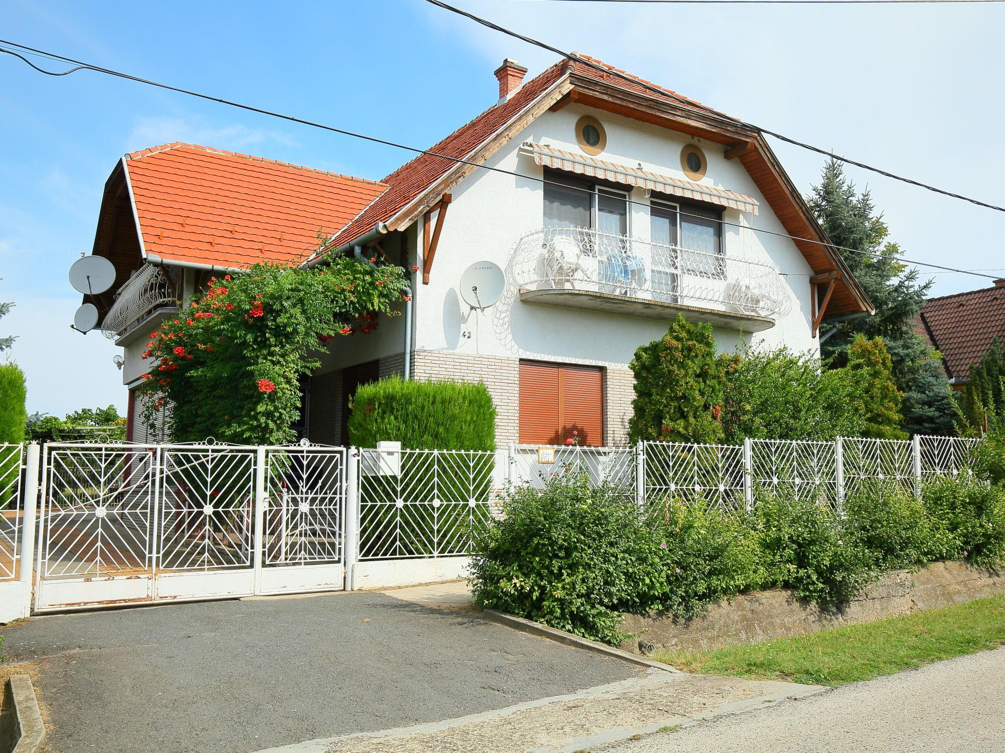 Foto 1 - Apartamento de 3 quartos em Balatonszemes com jardim e vista para a montanha