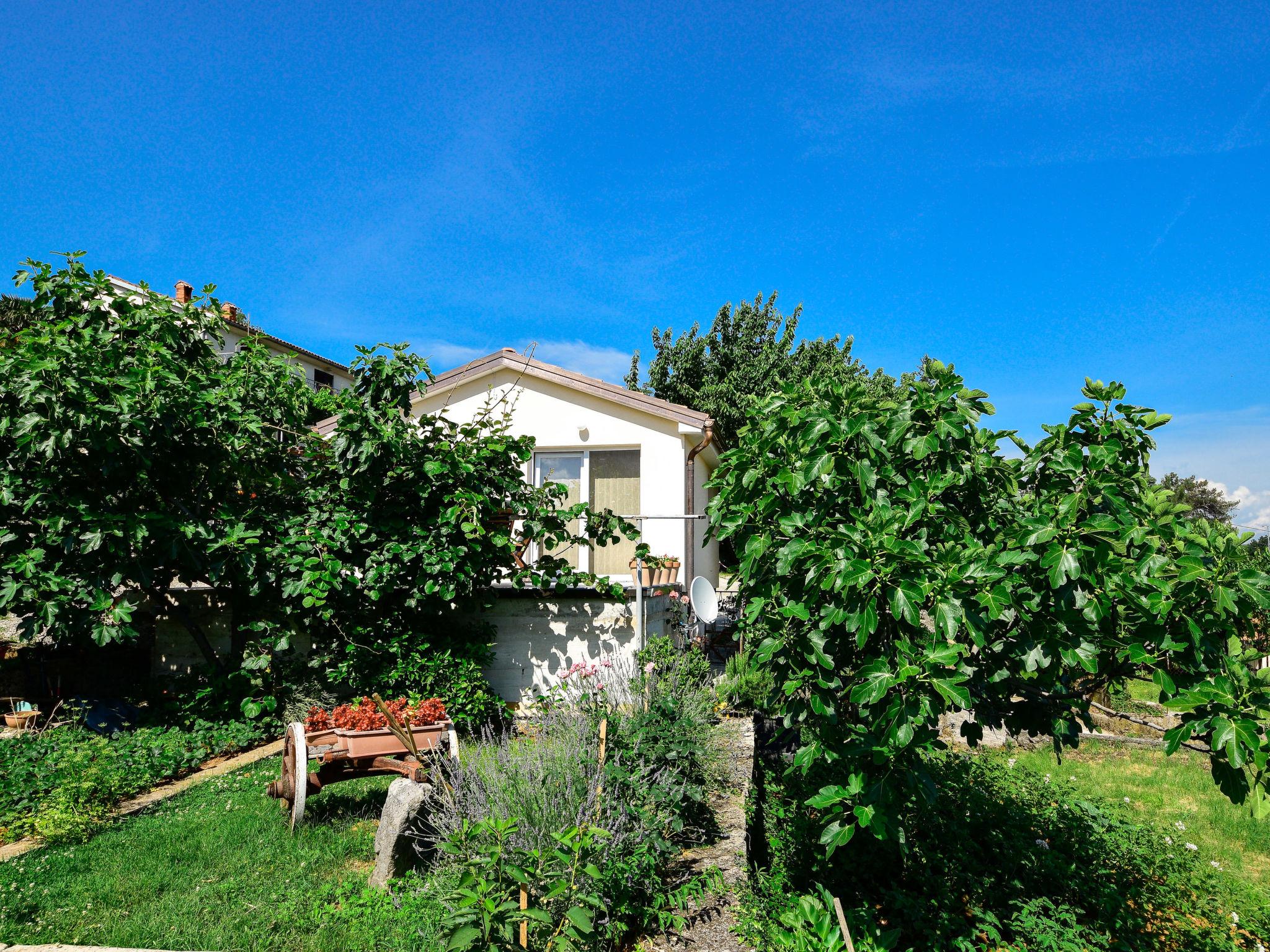 Photo 2 - Maison de 1 chambre à Opatija avec jardin et vues à la mer