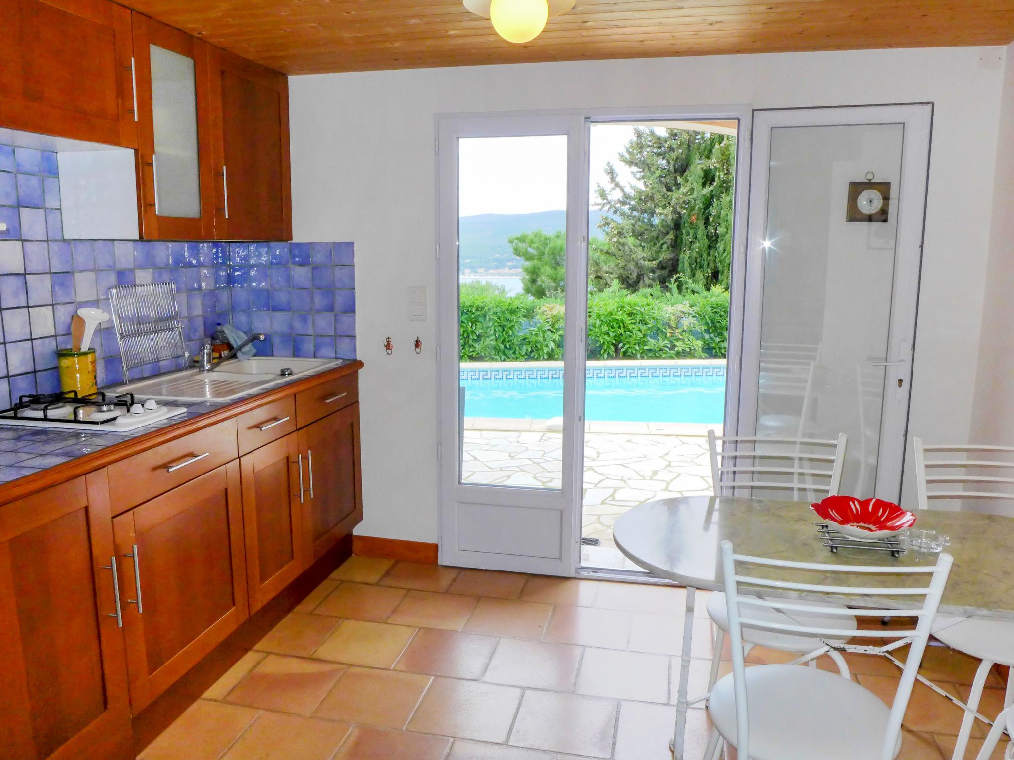 Photo 19 - Maison de 4 chambres à Saint-Cyr-sur-Mer avec piscine privée et vues à la mer