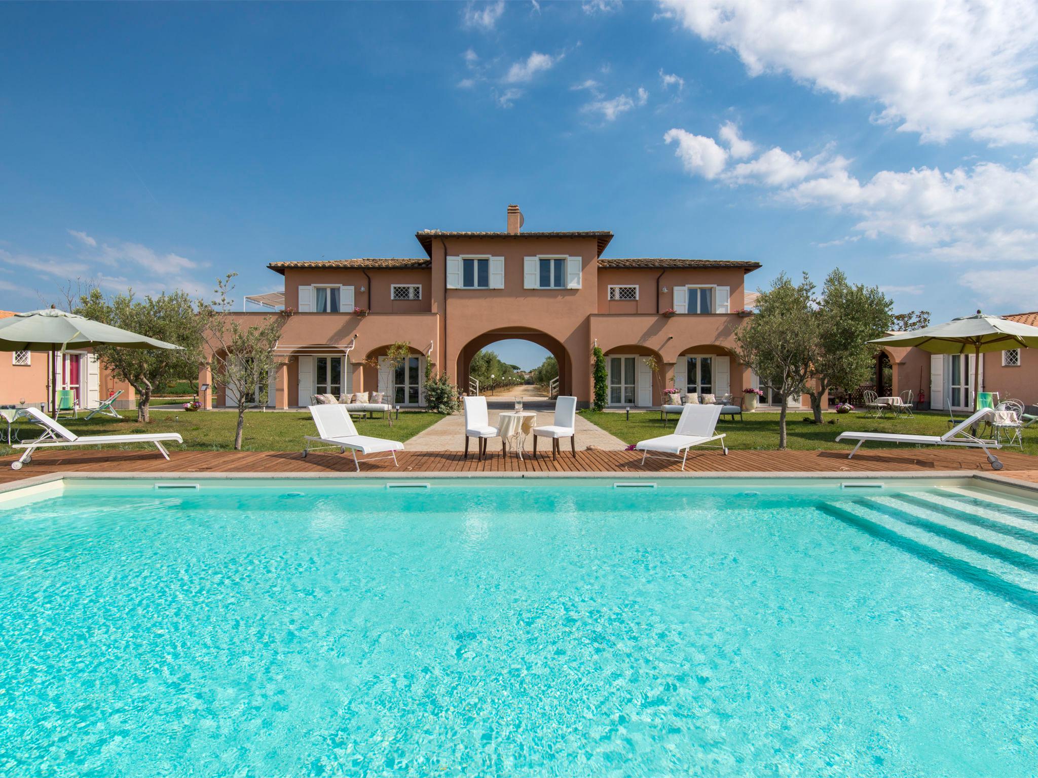 Foto 1 - Casa de 10 habitaciones en Tarquinia con piscina privada y jardín