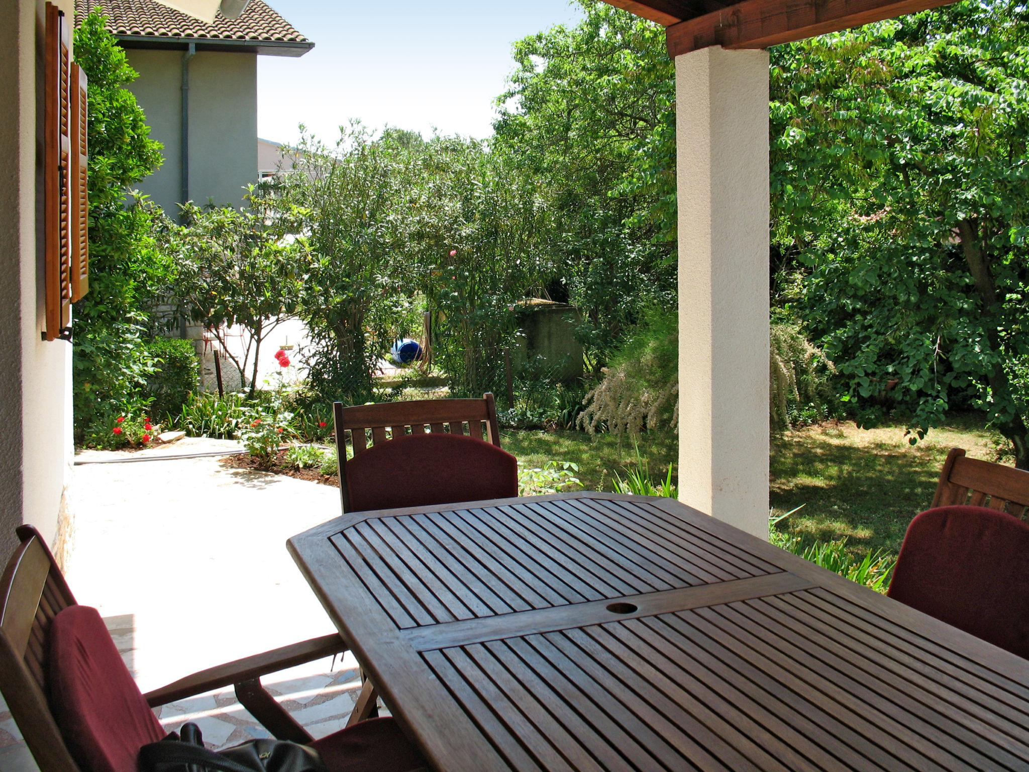 Photo 6 - Maison de 1 chambre à Medulin avec jardin et terrasse