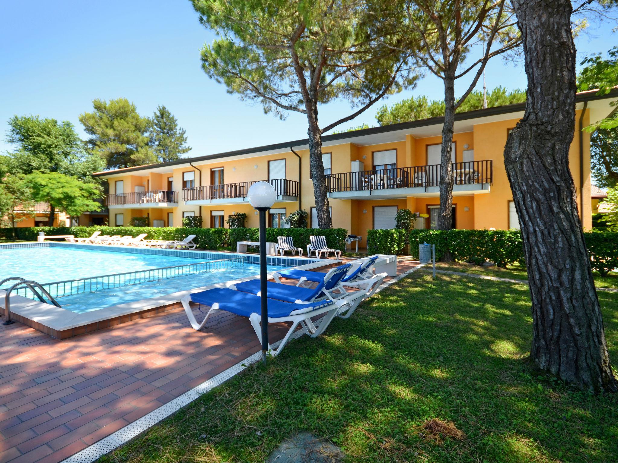 Photo 1 - Appartement de 2 chambres à San Michele al Tagliamento avec piscine et jardin