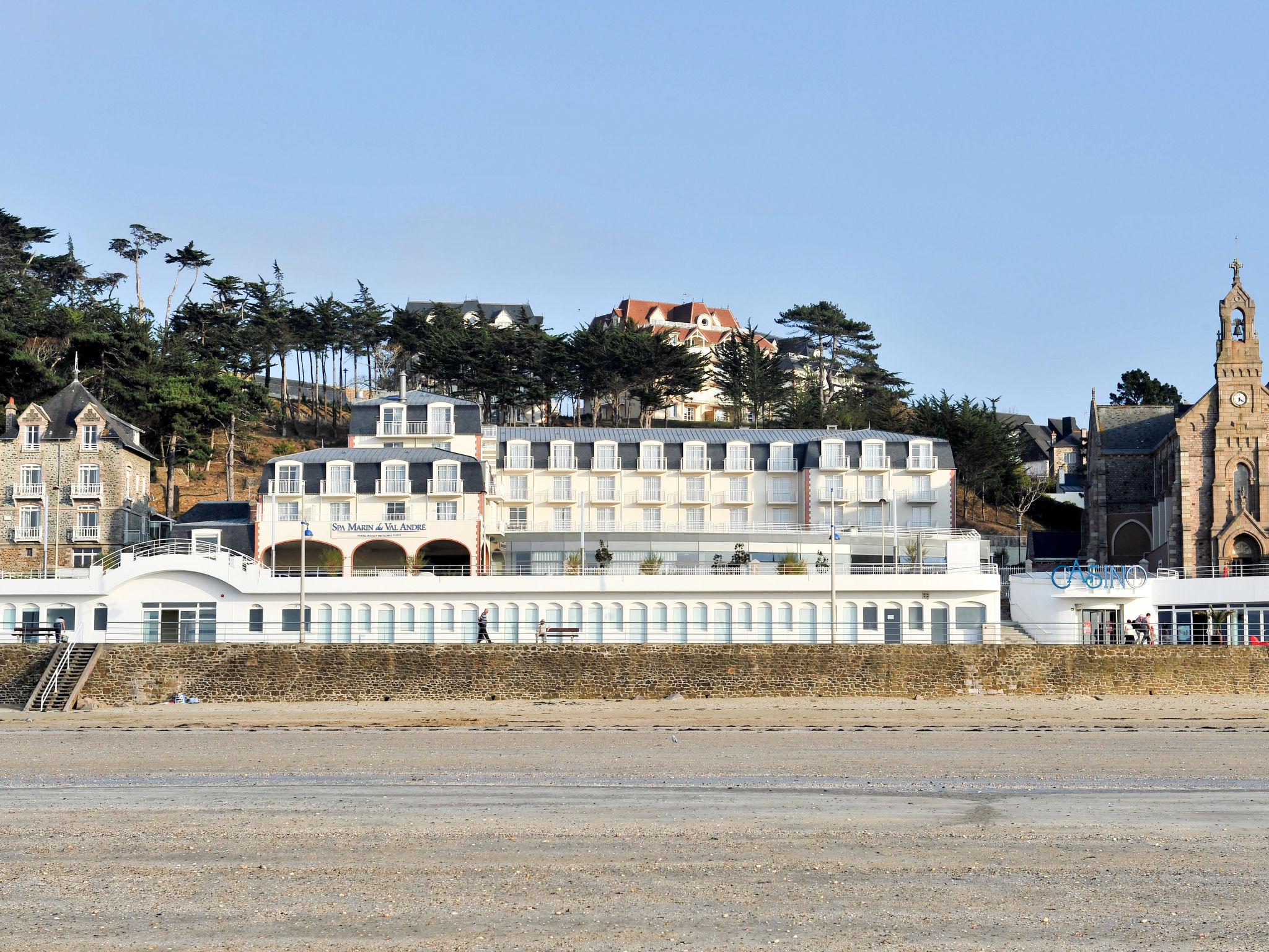 Photo 24 - 2 bedroom Apartment in Pléneuf-Val-André with swimming pool and sea view