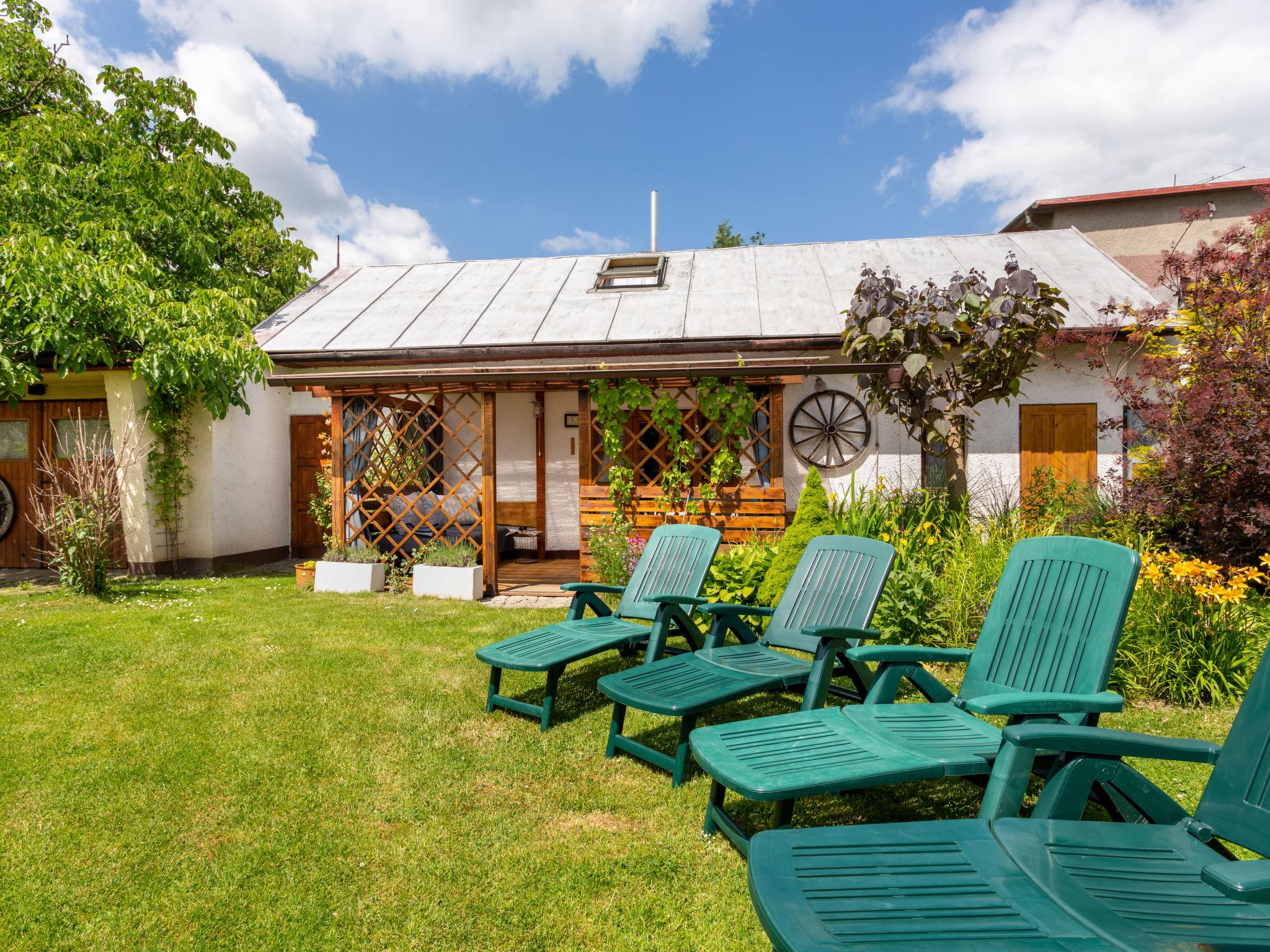 Photo 11 - Maison de 2 chambres à Lešná avec piscine et terrasse