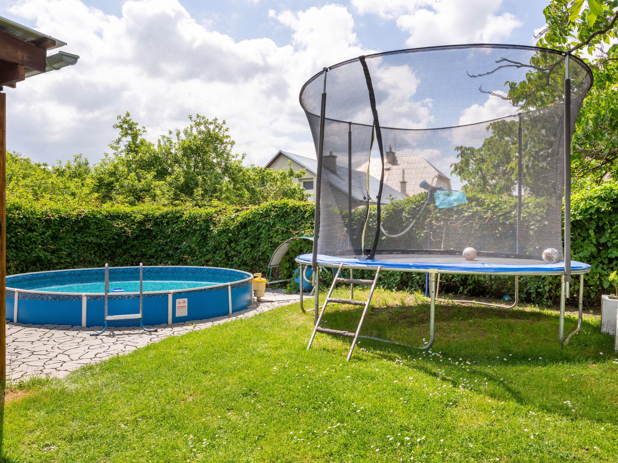 Photo 10 - Maison de 2 chambres à Lešná avec piscine et jardin