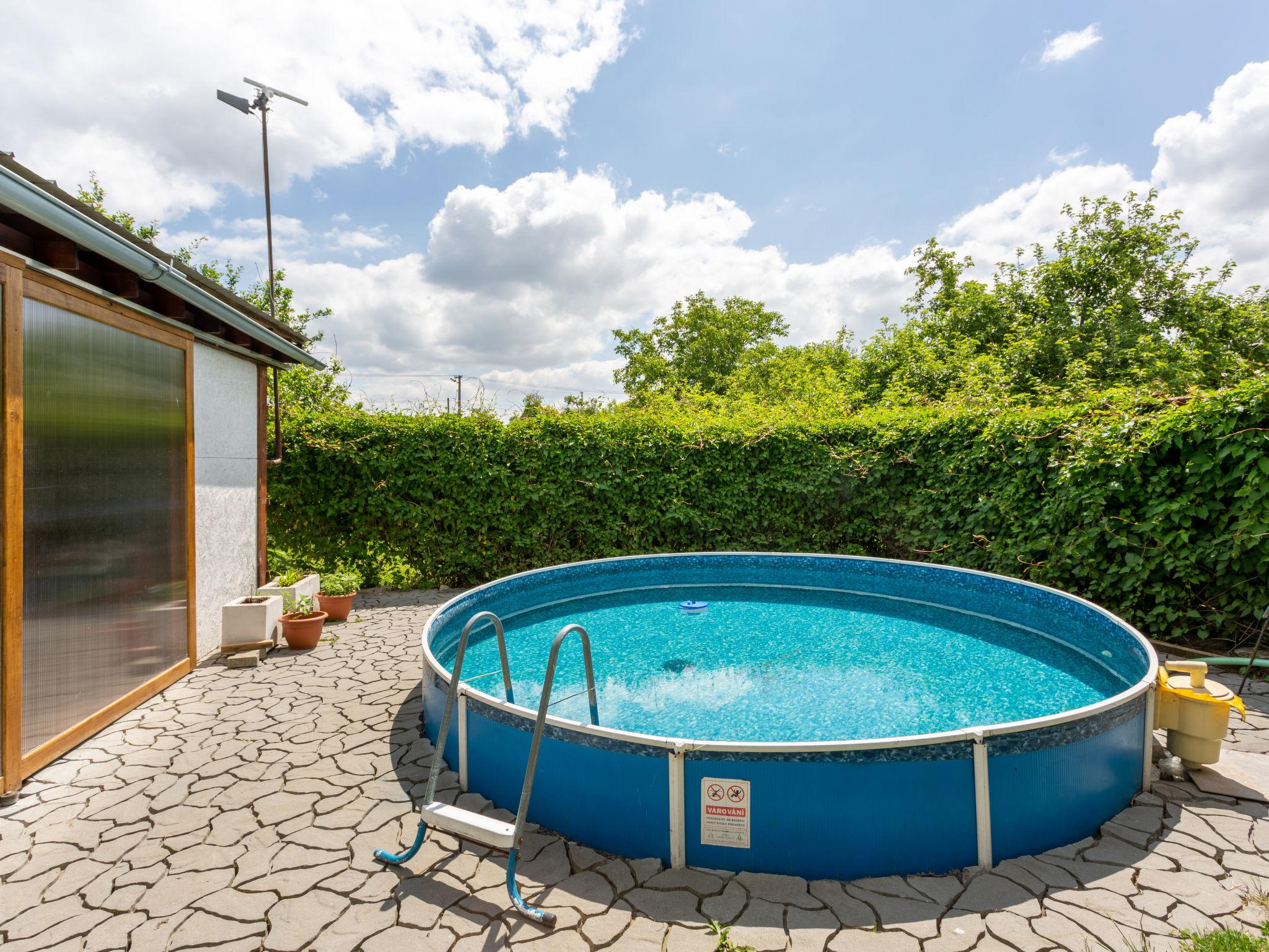 Photo 1 - Maison de 2 chambres à Lešná avec piscine et jardin