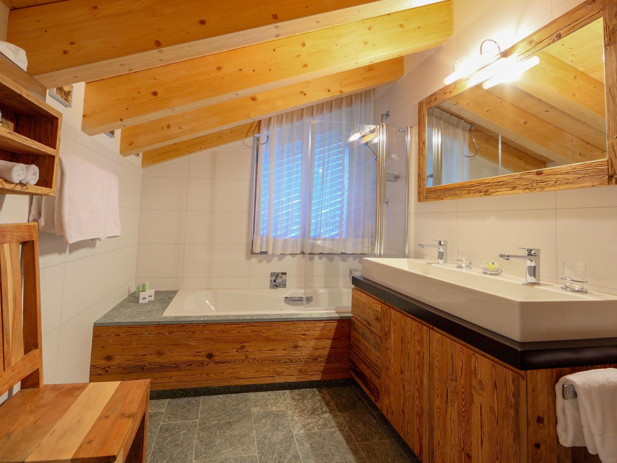 Foto 8 - Appartamento con 3 camere da letto a Zermatt con sauna e vasca idromassaggio