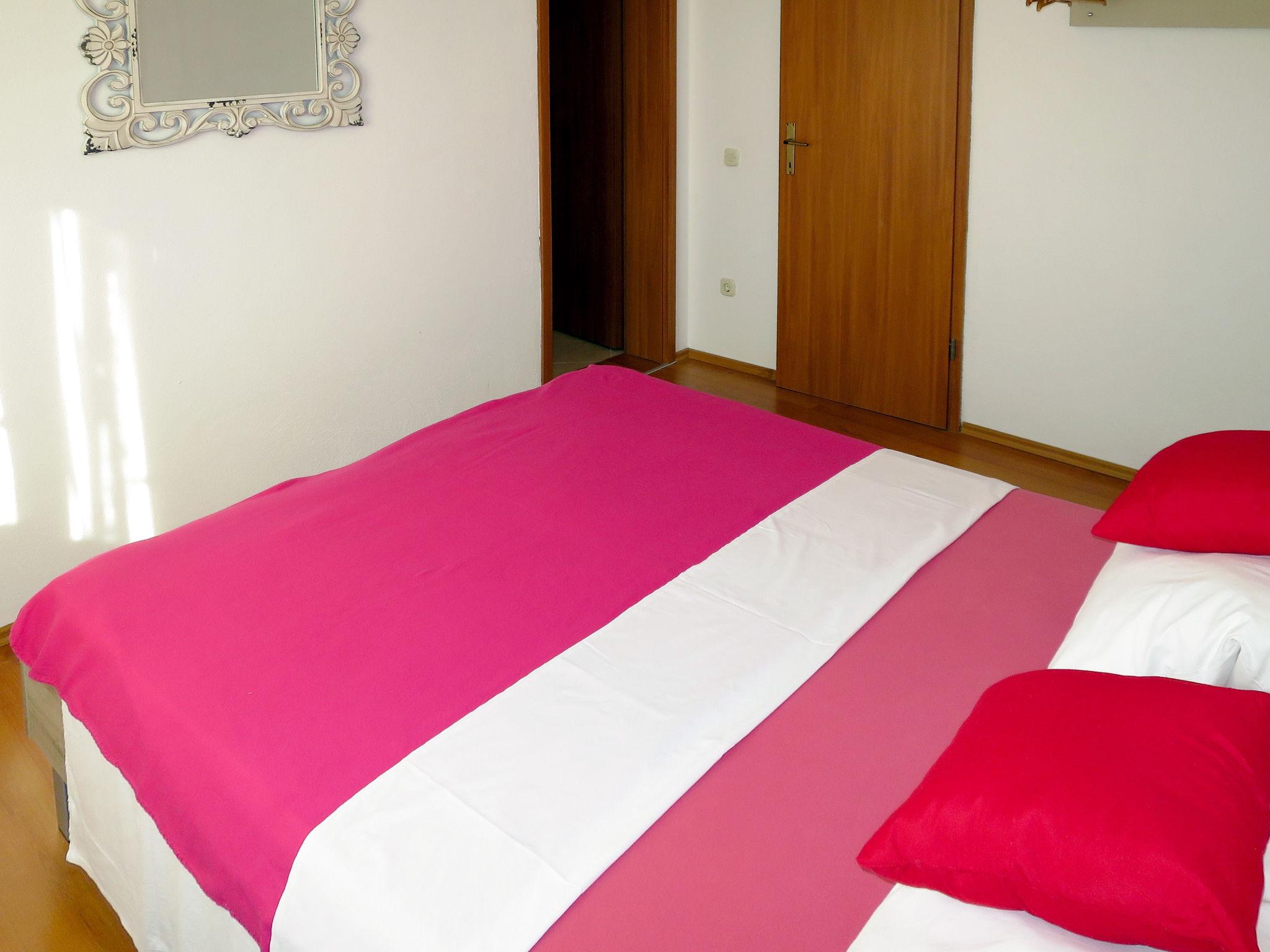 Foto 13 - Appartamento con 2 camere da letto a Rogoznica con vista mare