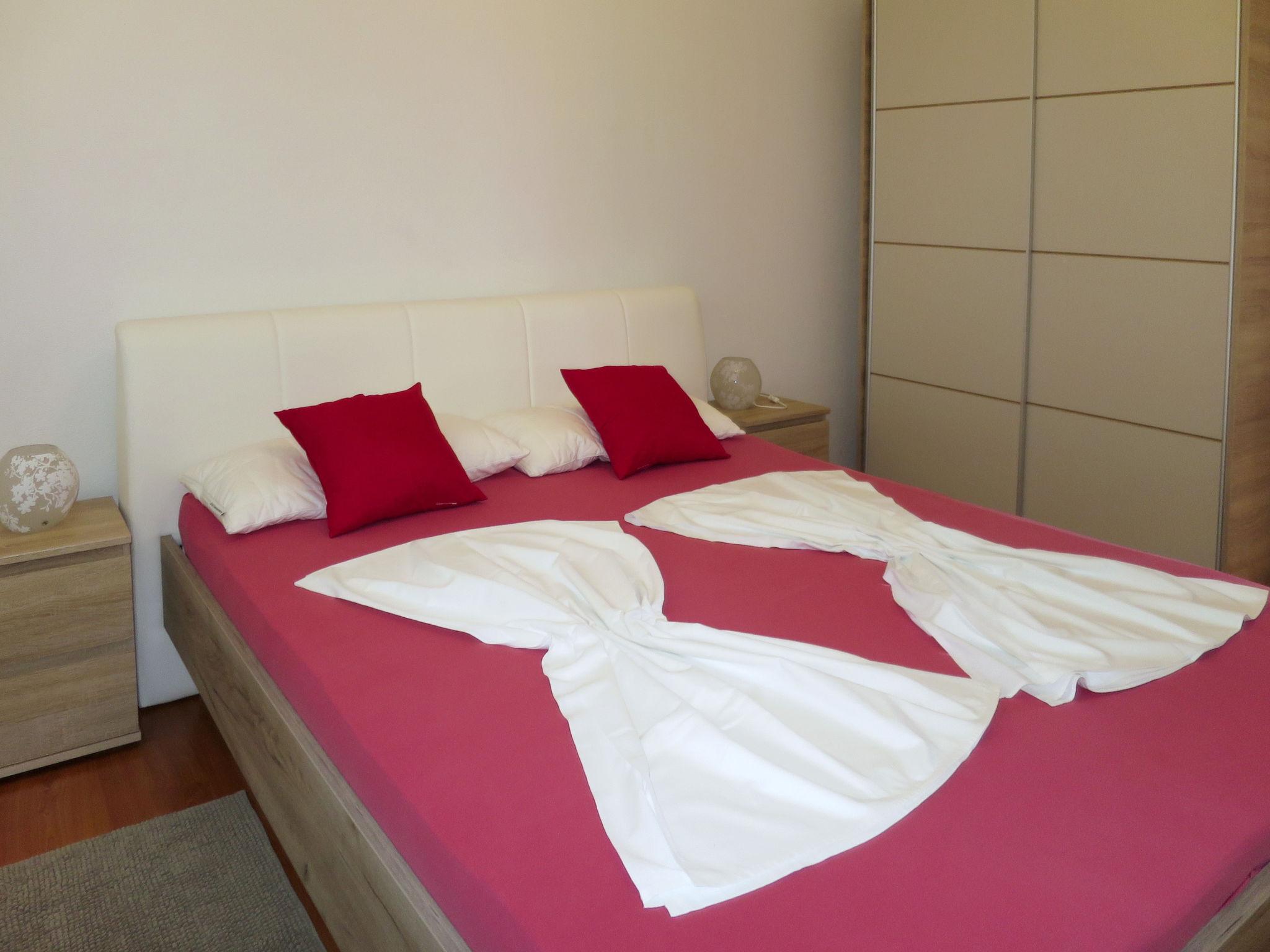 Foto 10 - Appartamento con 2 camere da letto a Rogoznica con vista mare