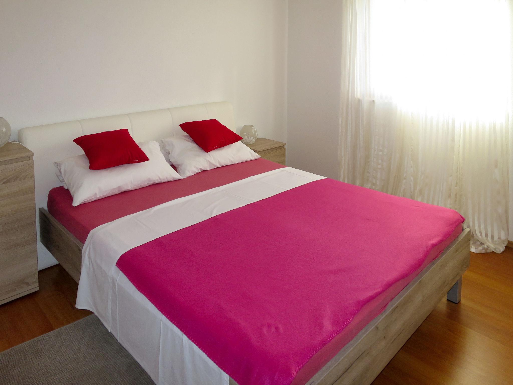 Foto 12 - Appartamento con 2 camere da letto a Rogoznica con vista mare