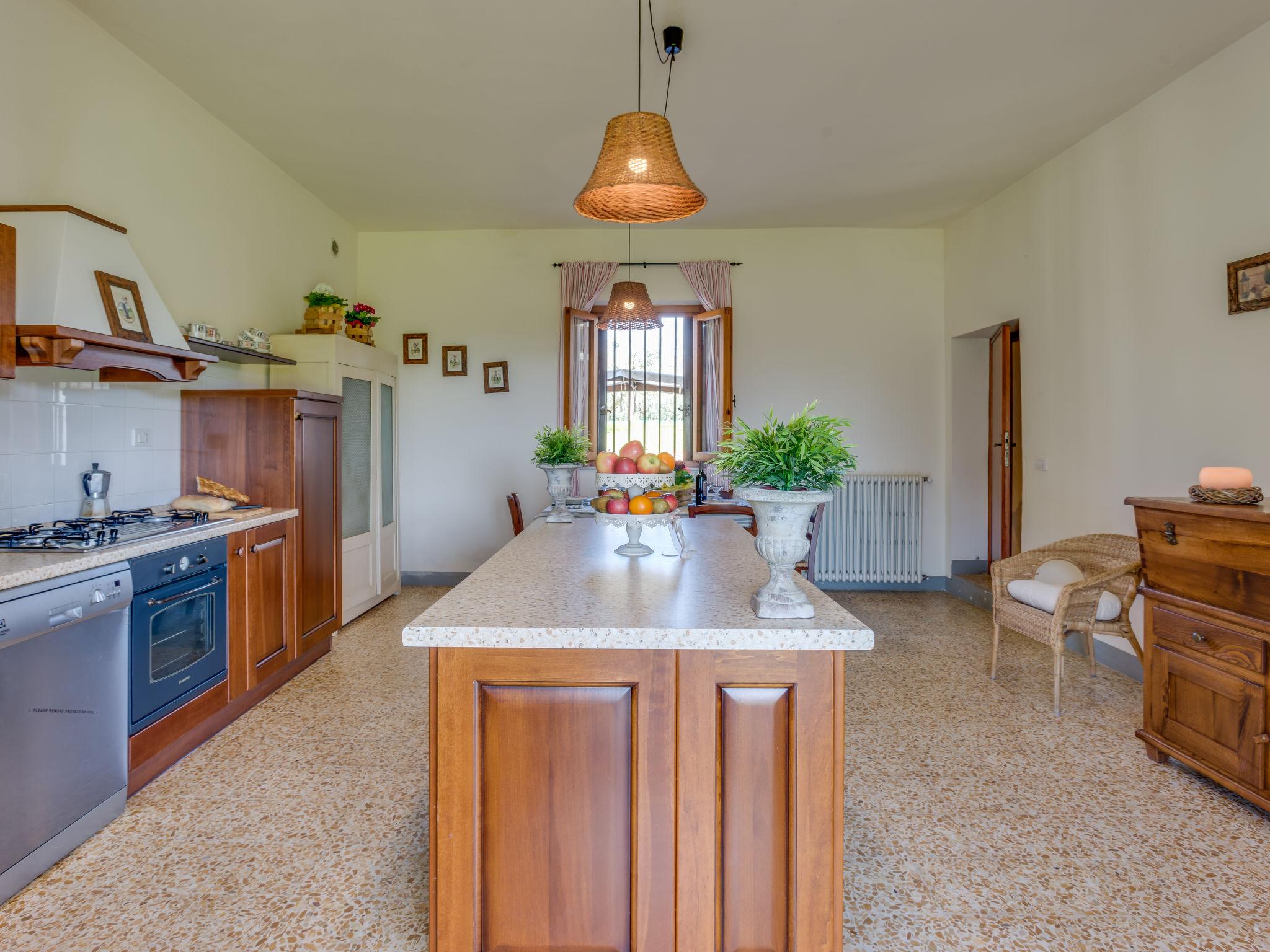 Photo 17 - 9 bedroom House in Lamporecchio with private pool and garden