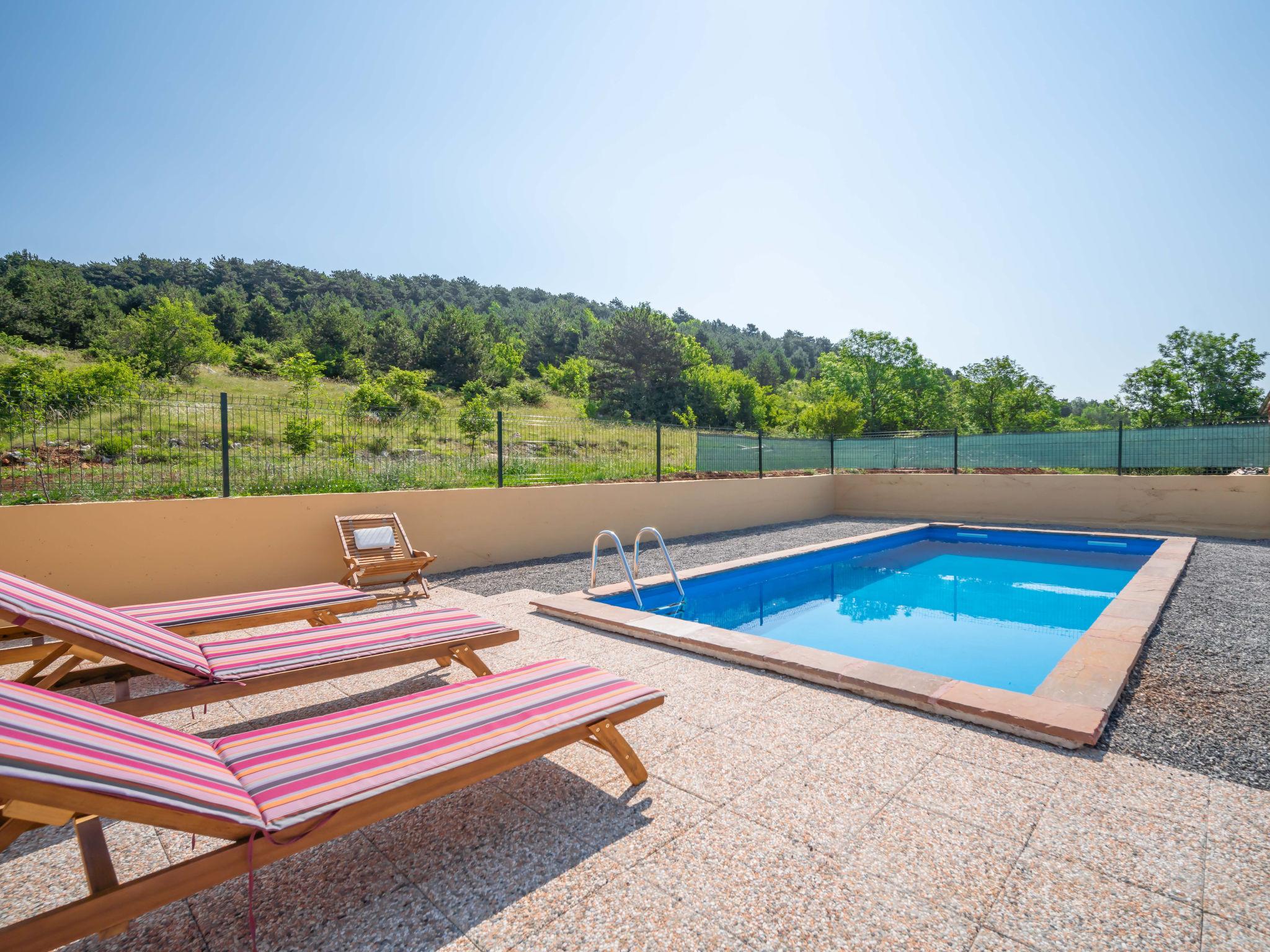 Foto 2 - Casa de 2 quartos em Senj com piscina privada e vistas do mar