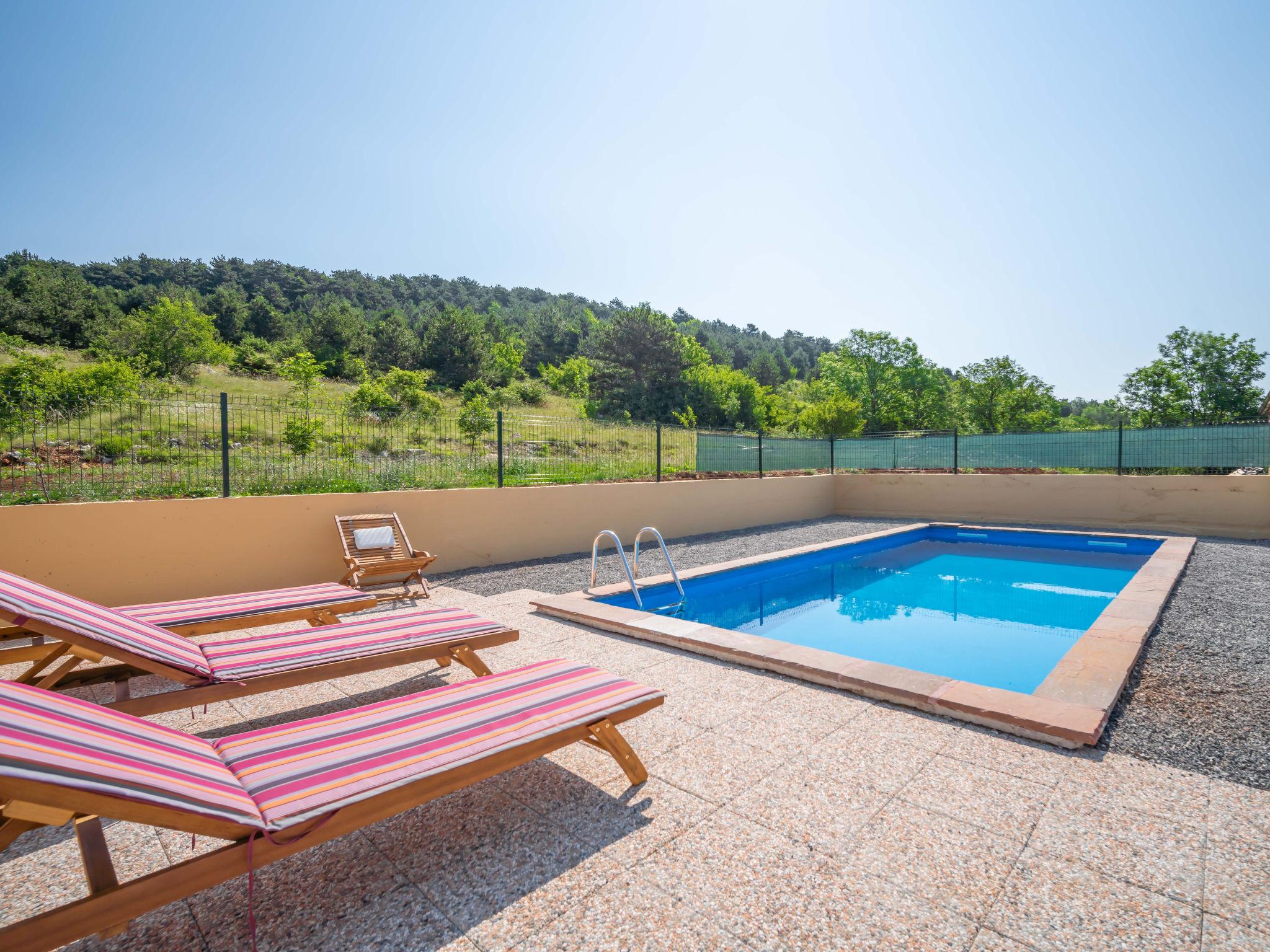 Photo 2 - Maison de 2 chambres à Senj avec piscine privée et terrasse