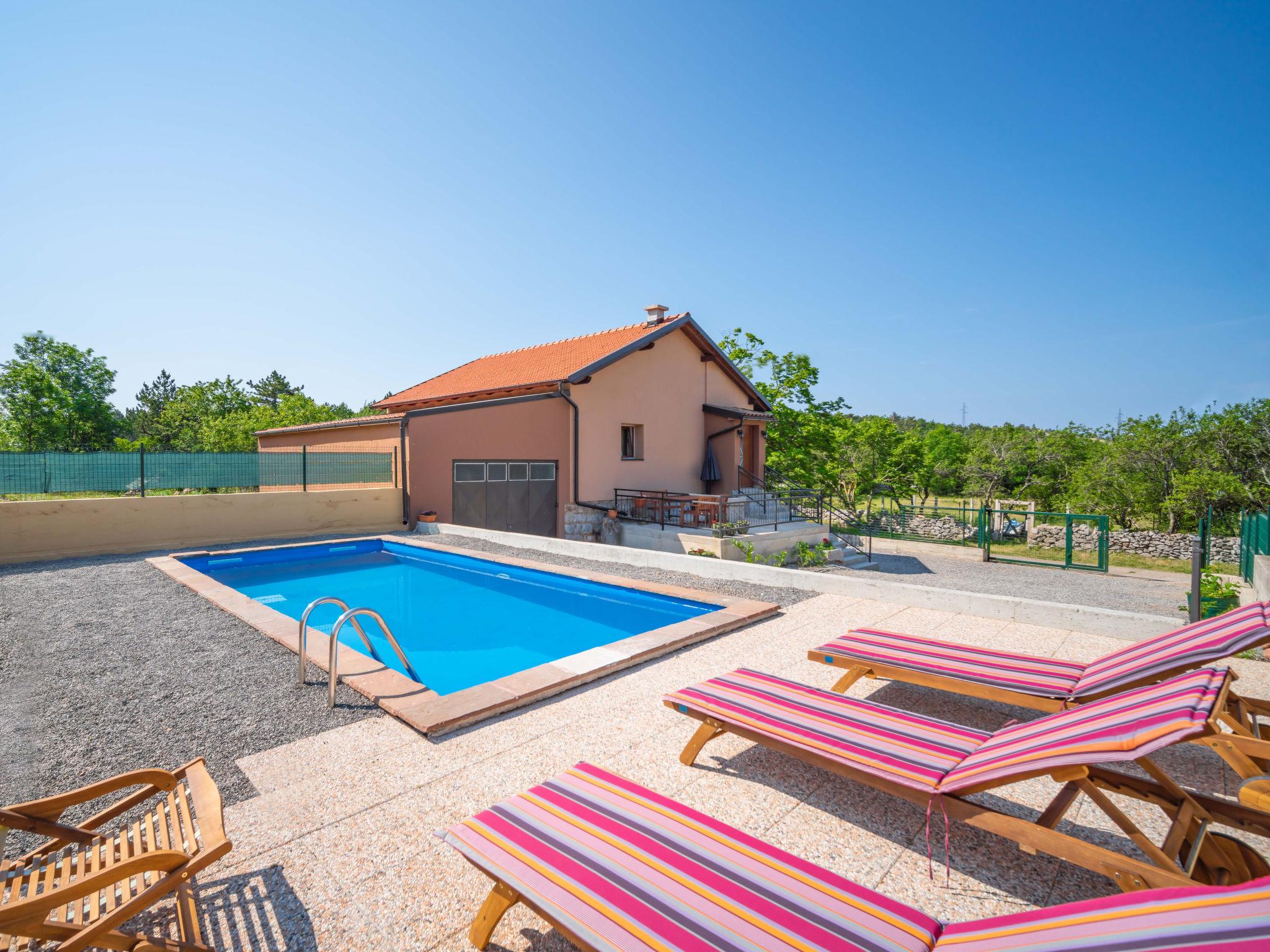 Foto 1 - Casa de 2 quartos em Senj com piscina privada e terraço