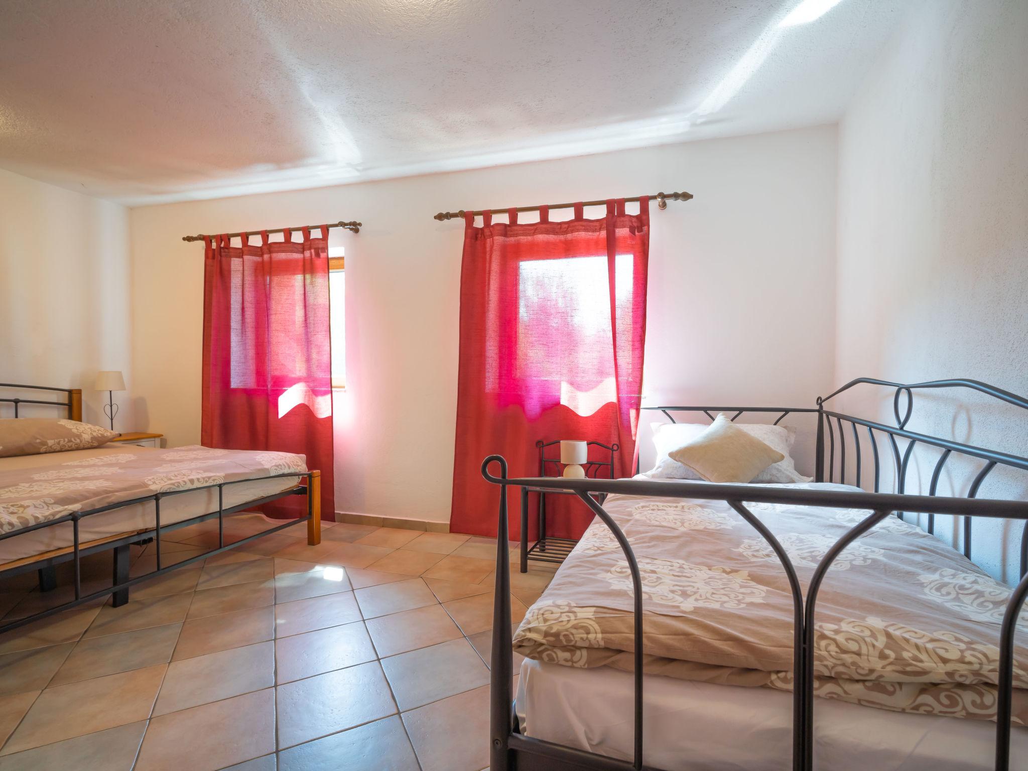 Foto 19 - Casa con 2 camere da letto a Senj con piscina privata e vista mare