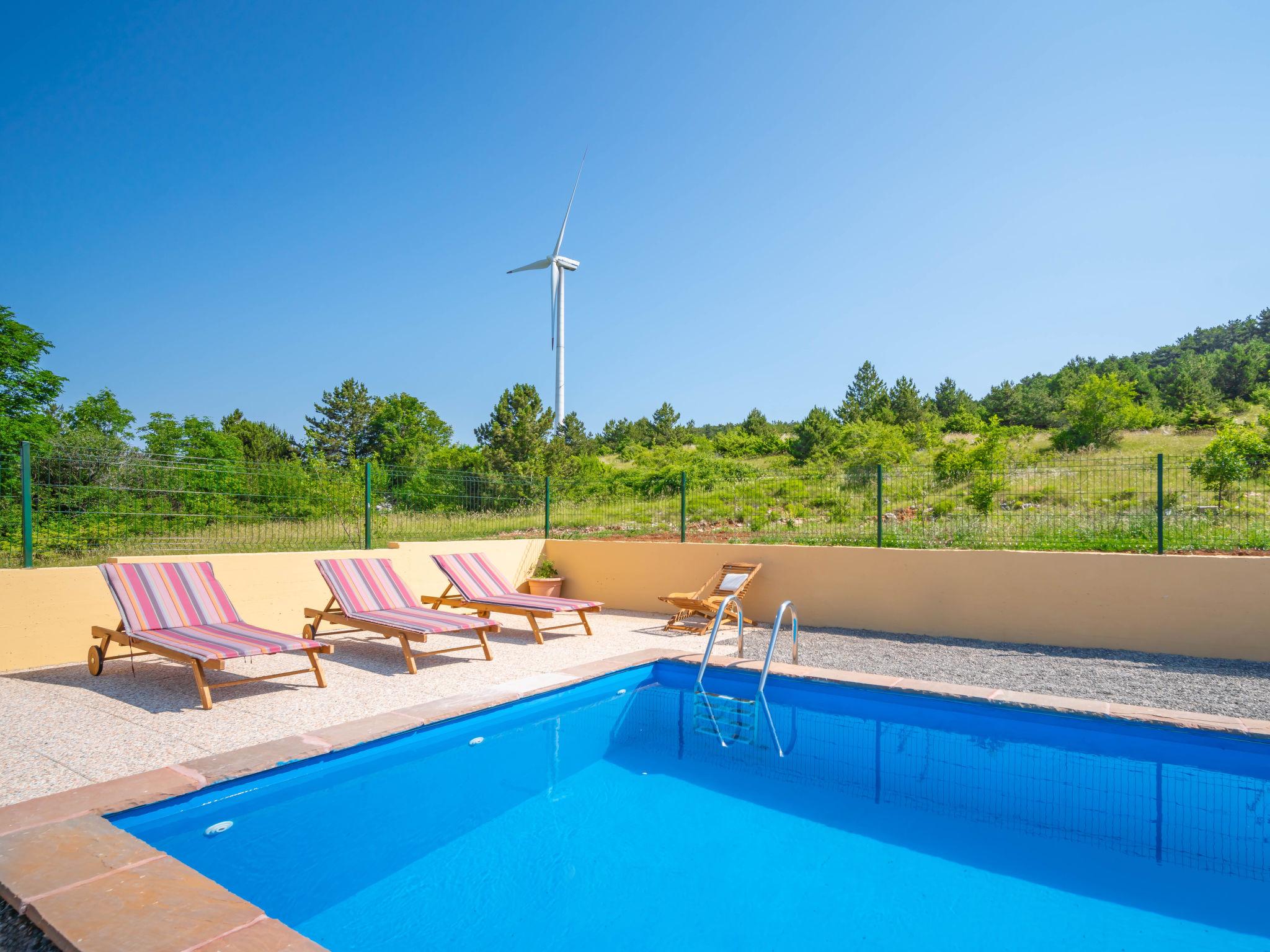 Foto 3 - Casa de 2 quartos em Senj com piscina privada e vistas do mar
