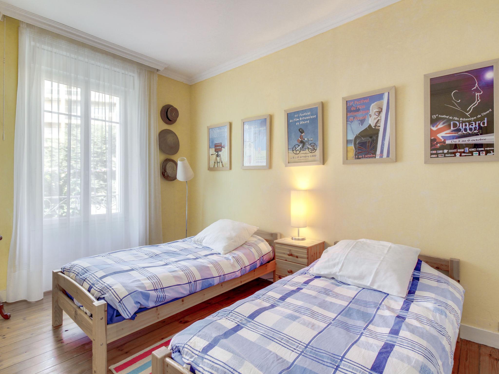 Foto 10 - Appartamento con 2 camere da letto a Dinard con vista mare